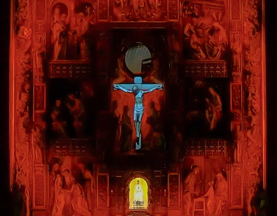 Torreciudad revive la pasión de Cristo con un vídeo-mapping en su retablo.
