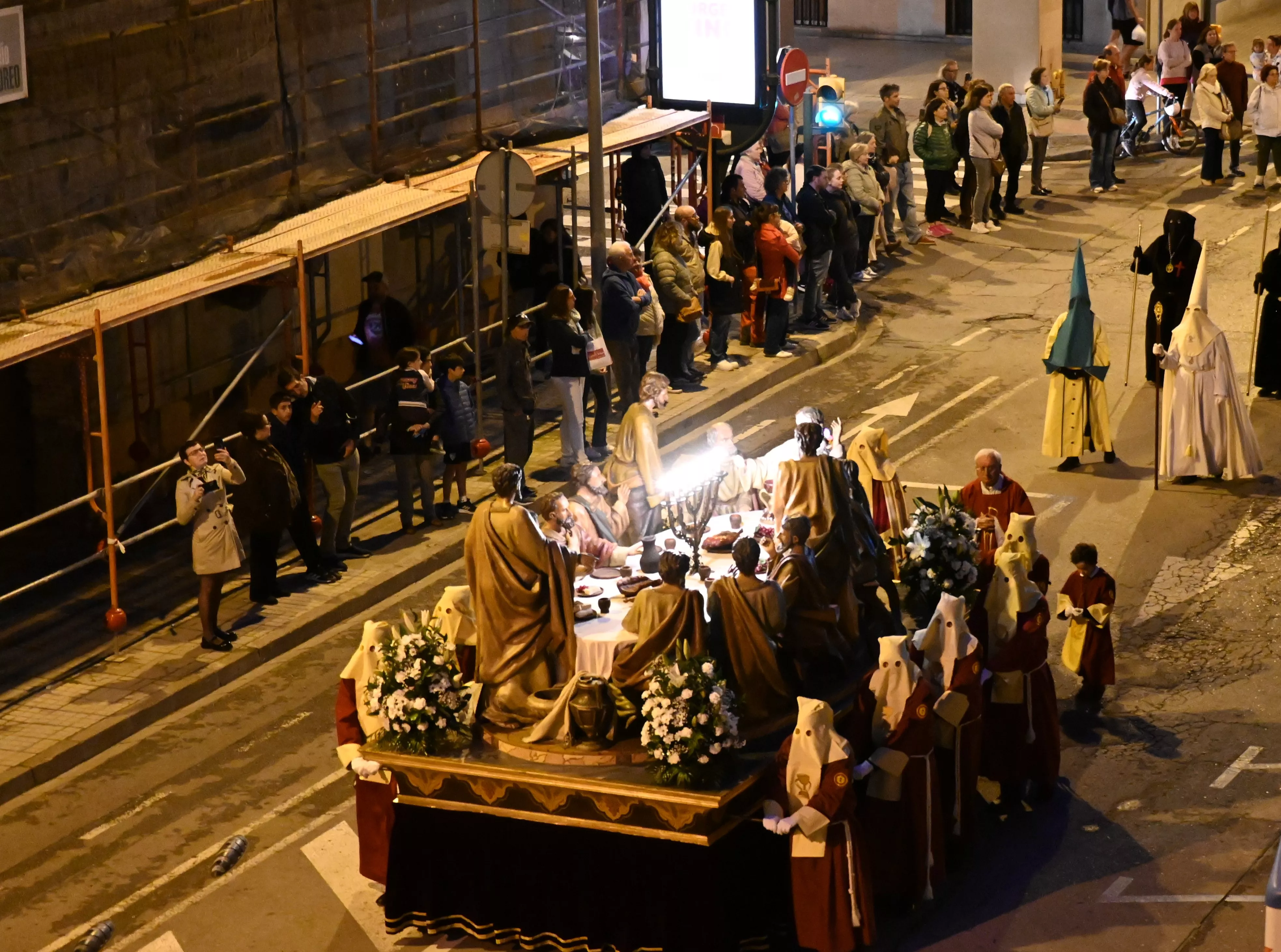 Procesión del Santo Cáliz con el Cenáculo