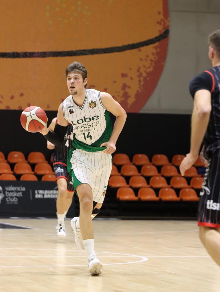 Stosic sube un balón con el Lobe Huesca La Magia