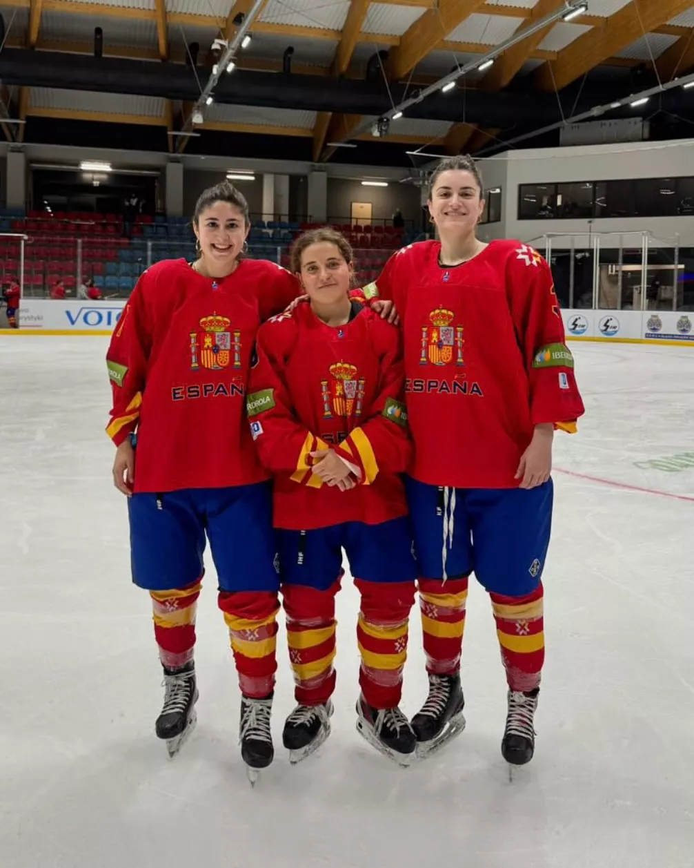 Victoria Serrano, Bárbara Marina y Nerea Giménez, jugadoras jaquesas en la selección.