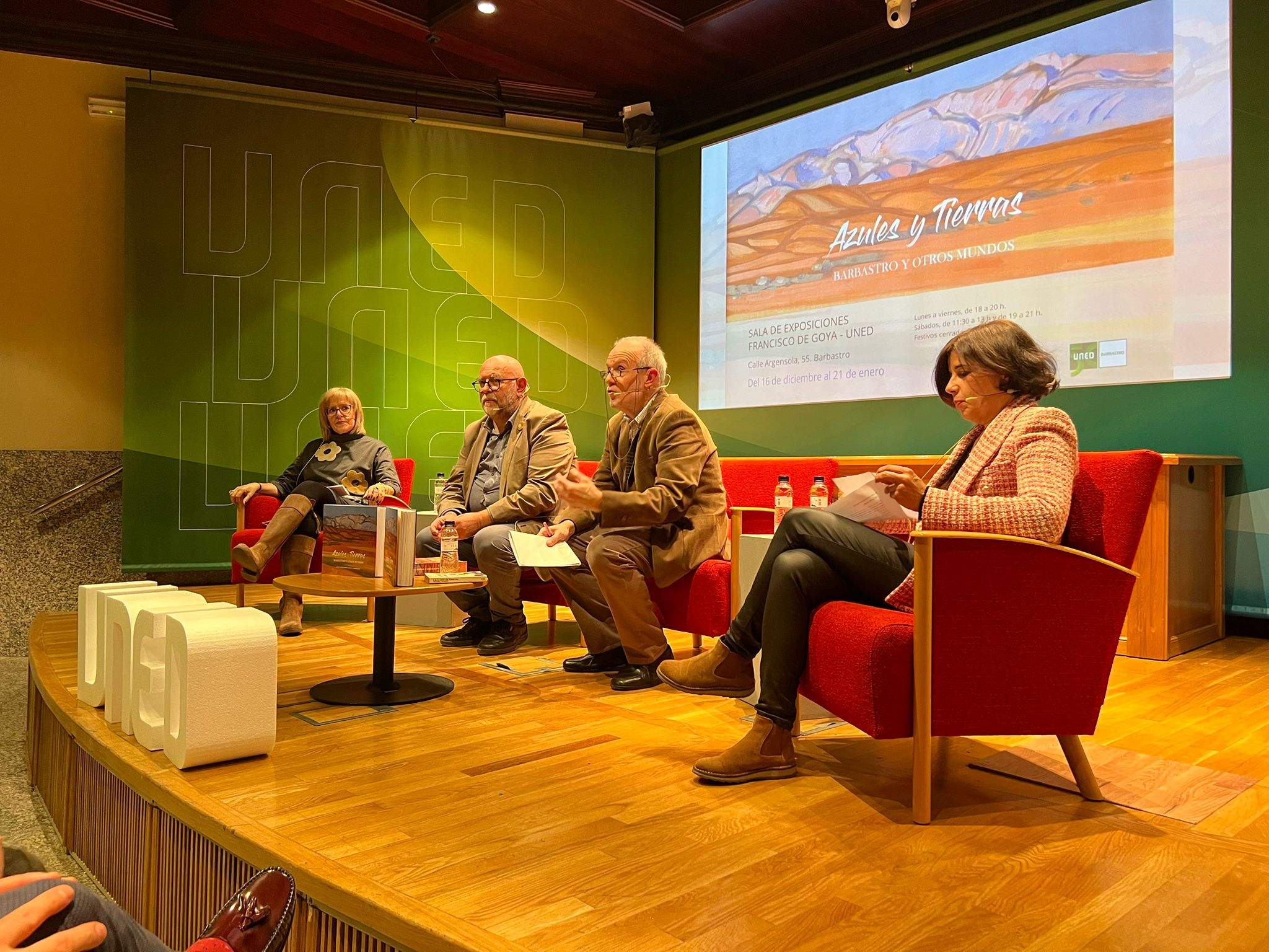 Carmen Arroyo, Antón Castro, Juan Carlos Ferré y Ángeles Pérez, en la presentación de Azules y tierras. Barbastro y otros mundos. FOTO KARLA GIBANEL