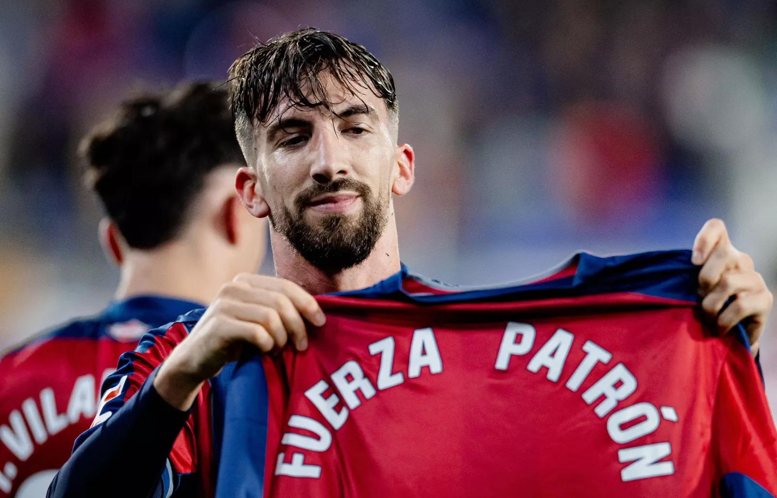 Javi Pérez, con la camiseta dedicada a Alveiro