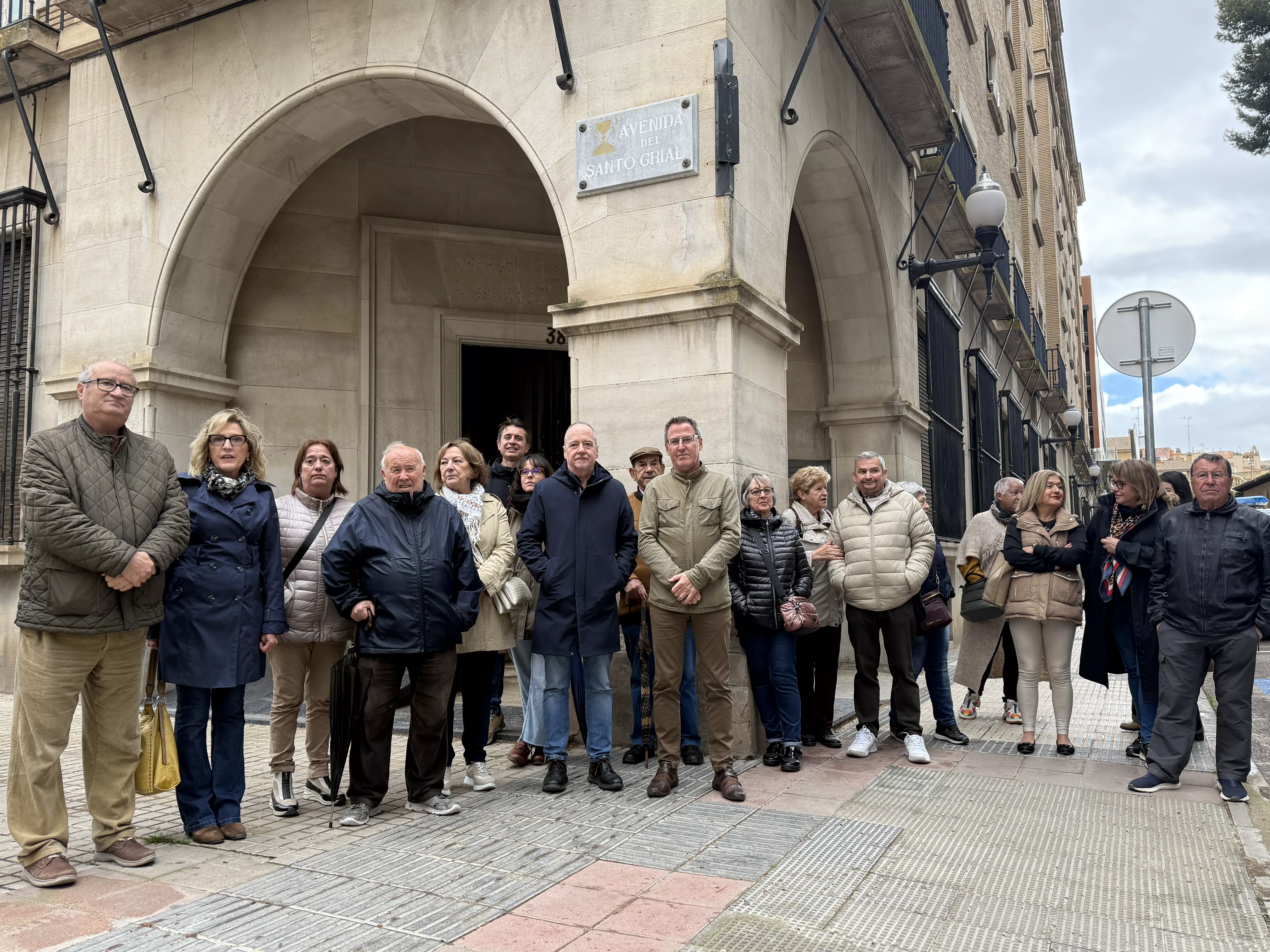 Imagen de archivo de concejales socialistas y ciudadanos de distintas formaciones de la izquierda ante la puerta del Santo Grial