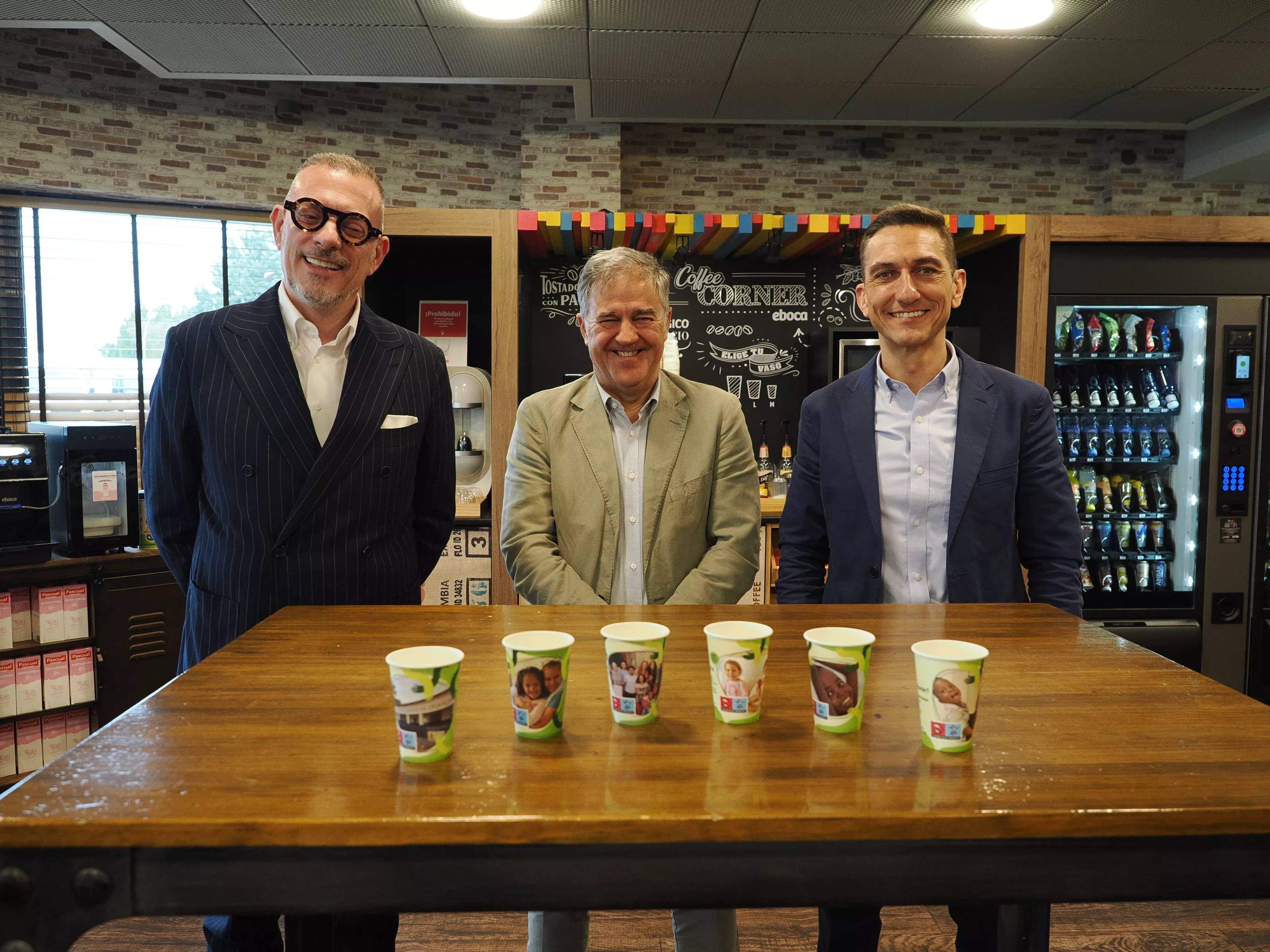 Raúl Benito, Ramón Alejandro Balet y Manuel Torres en Eboca con motivo de la presentación de los vasos para Infancia Solidaria
