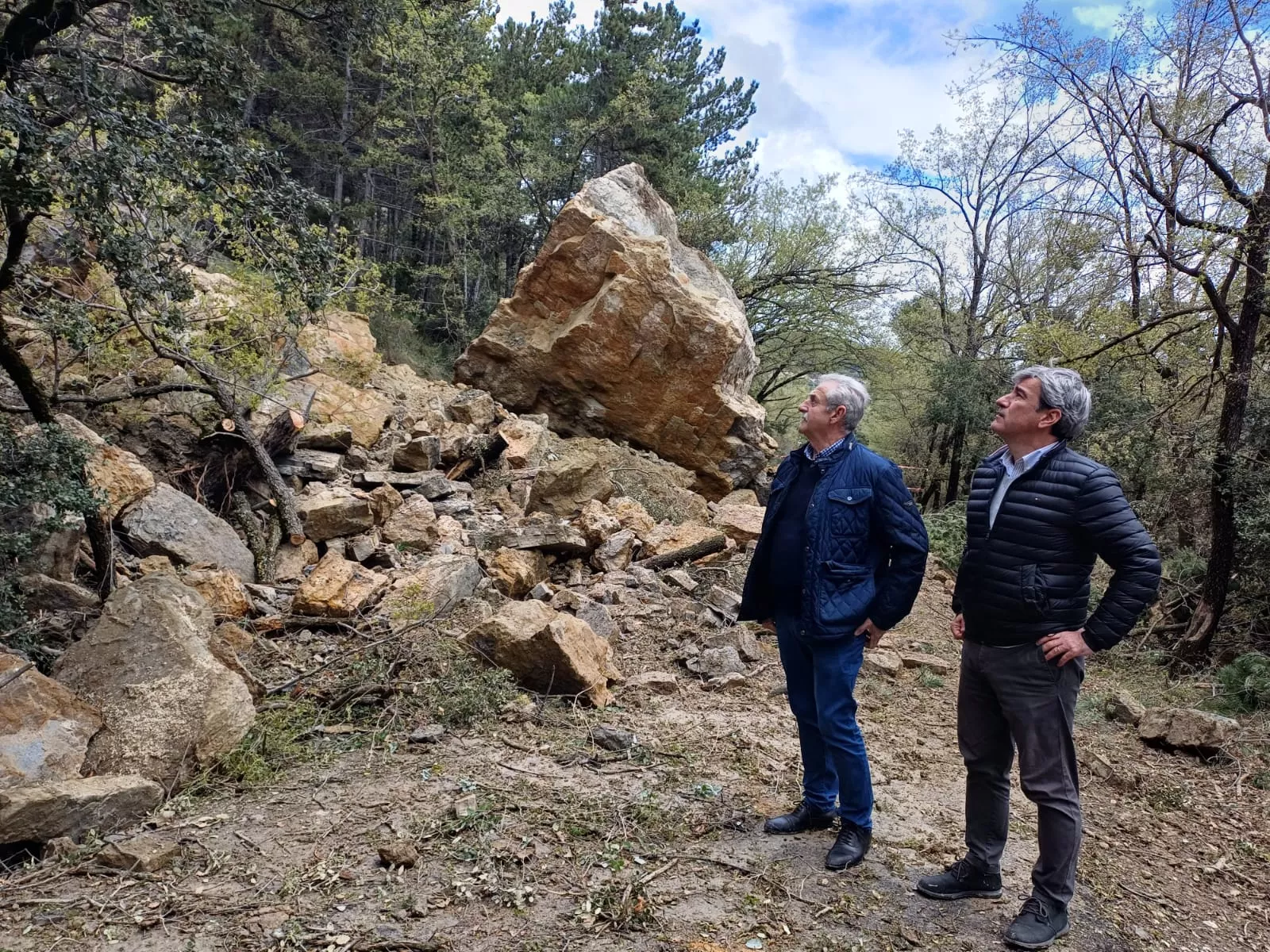 Álvaro Bescós y José Antonio Lagüéns en la zona del desprendimiento en la carretera de acceso al templo budista de Panillo. Álvaro Bescós y José Antonio Lagüéns en la zona del desprendimiento en la carretera de acceso al templo budista de Panillo.