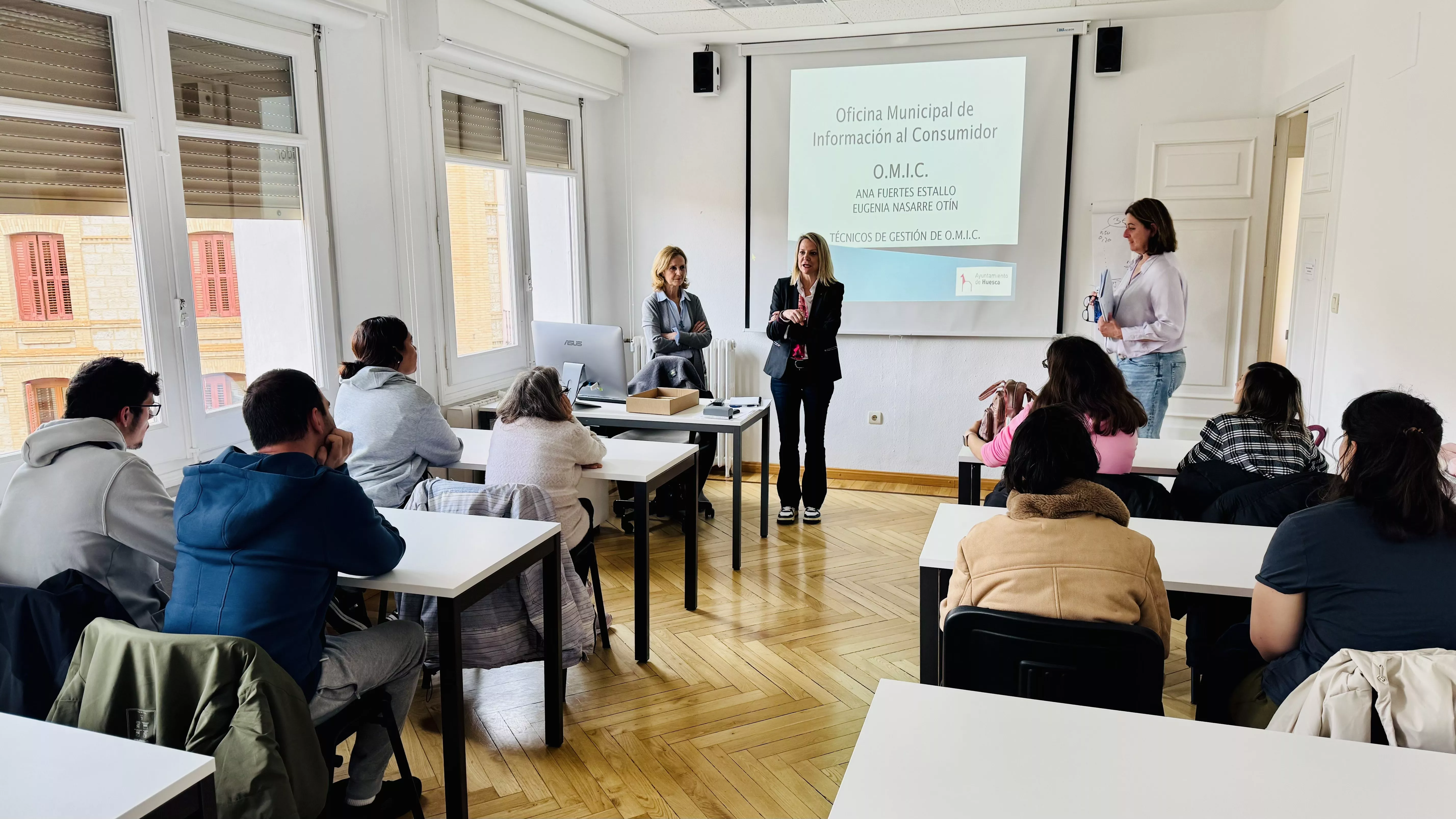 Nuria Mur se dirige a los alumnos de atención al cliente de Valentia acompañada por Ana Fuertes y Eugenia Nasarre