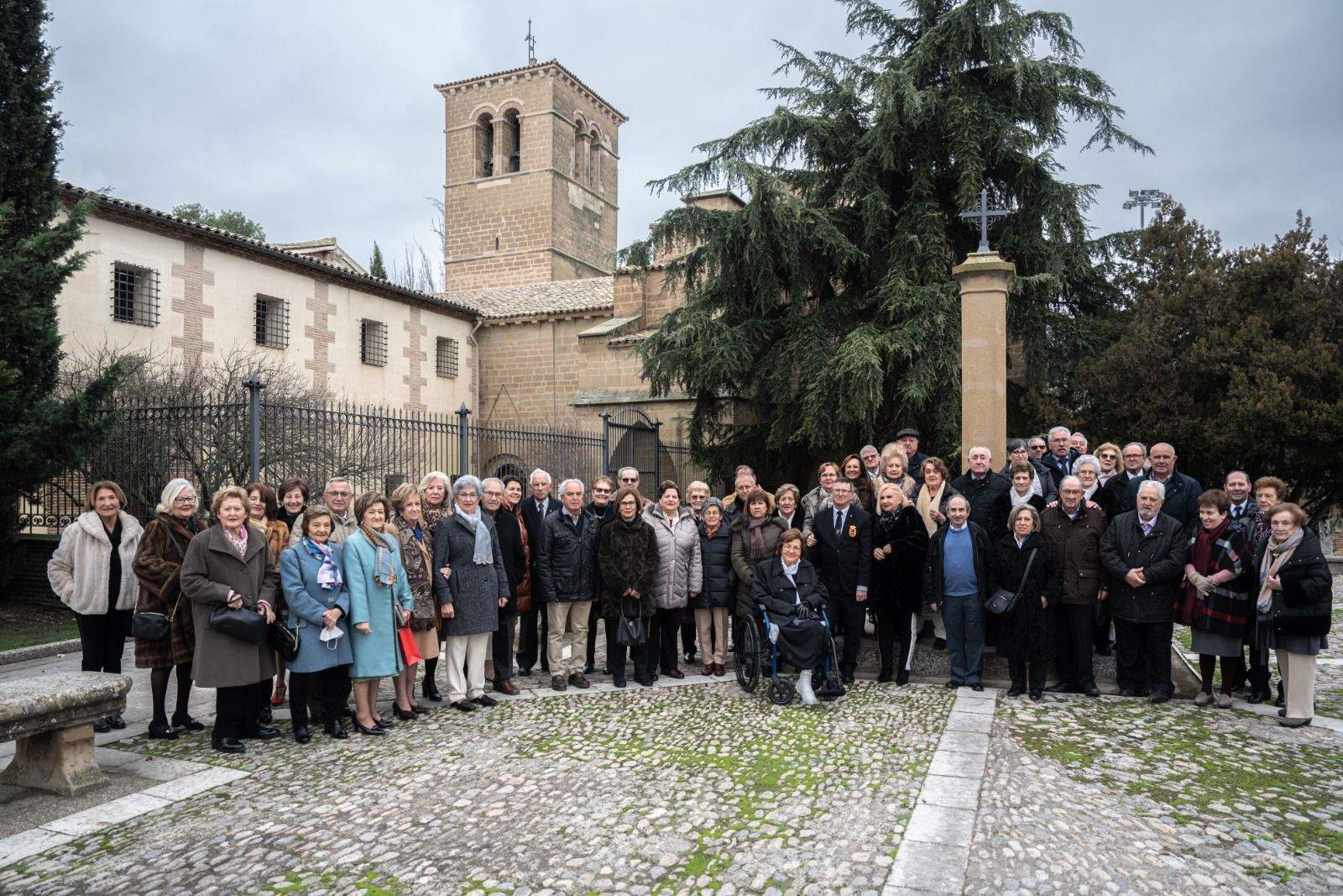 Tras la misa, los asistentes han posado para una fotografía, junto a la iglesia de Las Miguelas. Foto José Antonio Terrón
