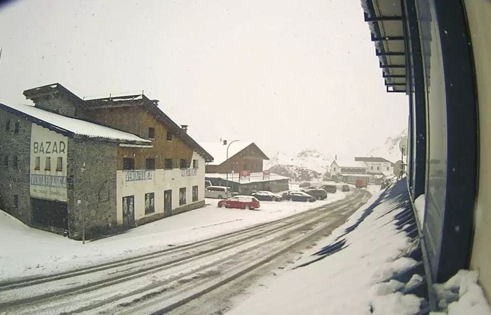 La nieve cubre Portalet en la mañana de este martes.