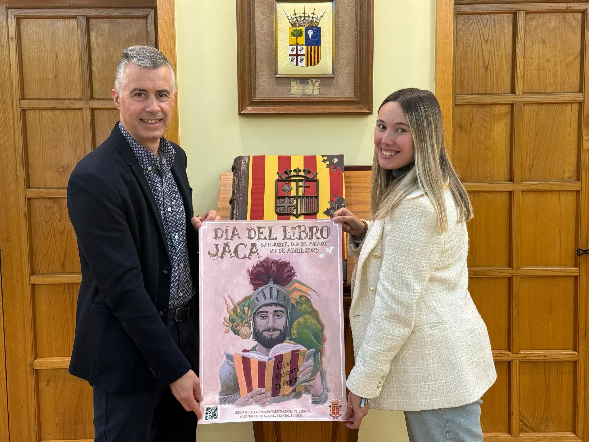 El alcalde de Jaca, Carlos Serrano, y la concejala de Cultura, Andrea Vargas, muestran el cartel 