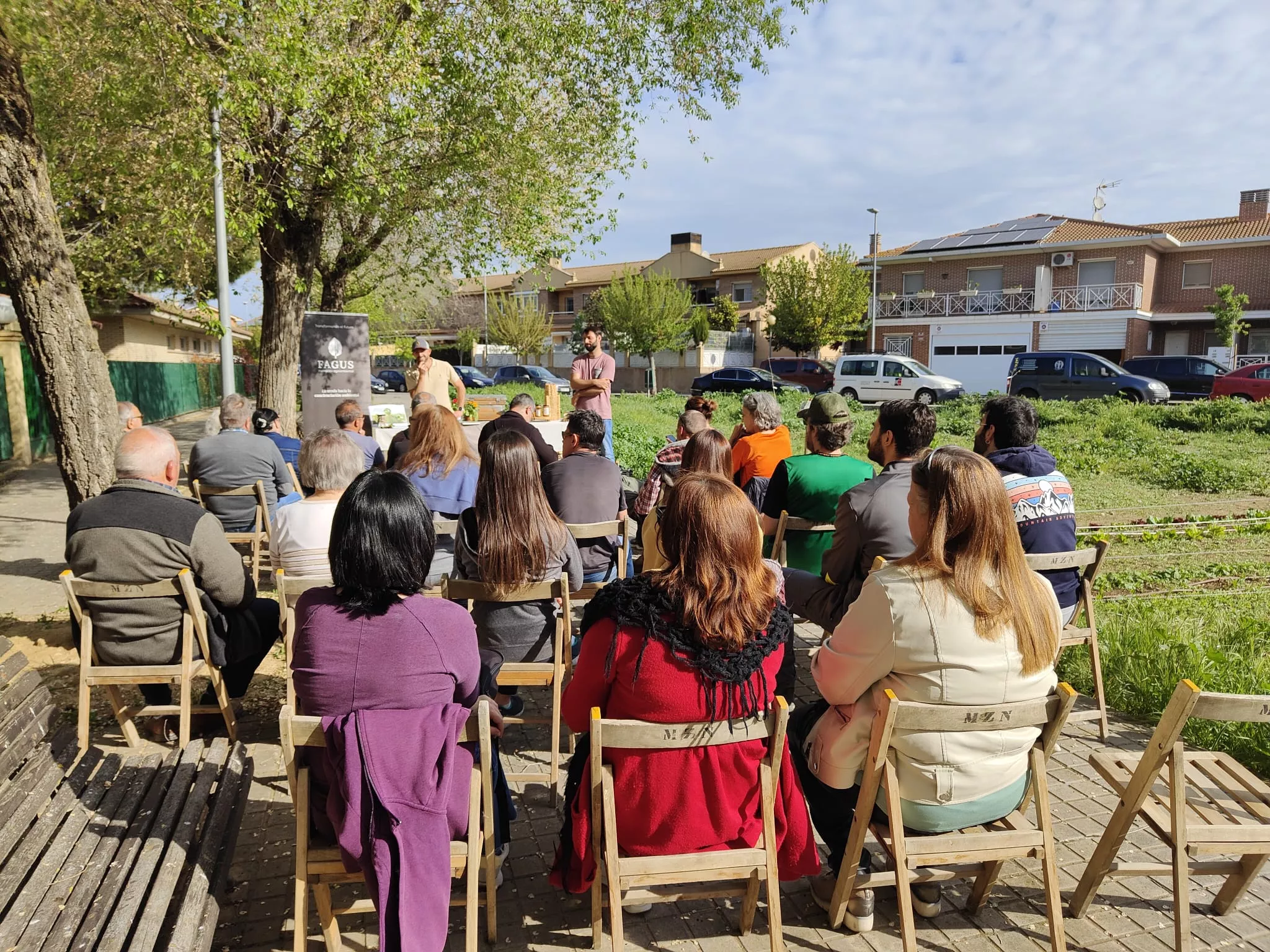 Éxito del taller de biodiversidad y polinizadores en el huerto urbano de Monzón. Éxito del taller de biodiversidad y polinizadores en el huerto urbano de Monzón.