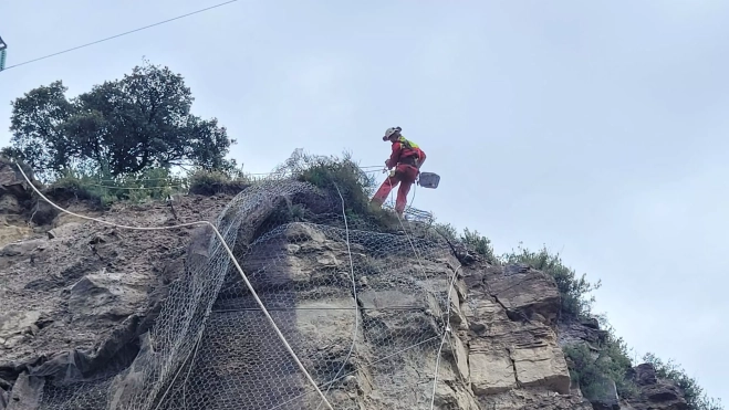 Trabajos en la ladera afectada por el desprendimiento en la A-139.