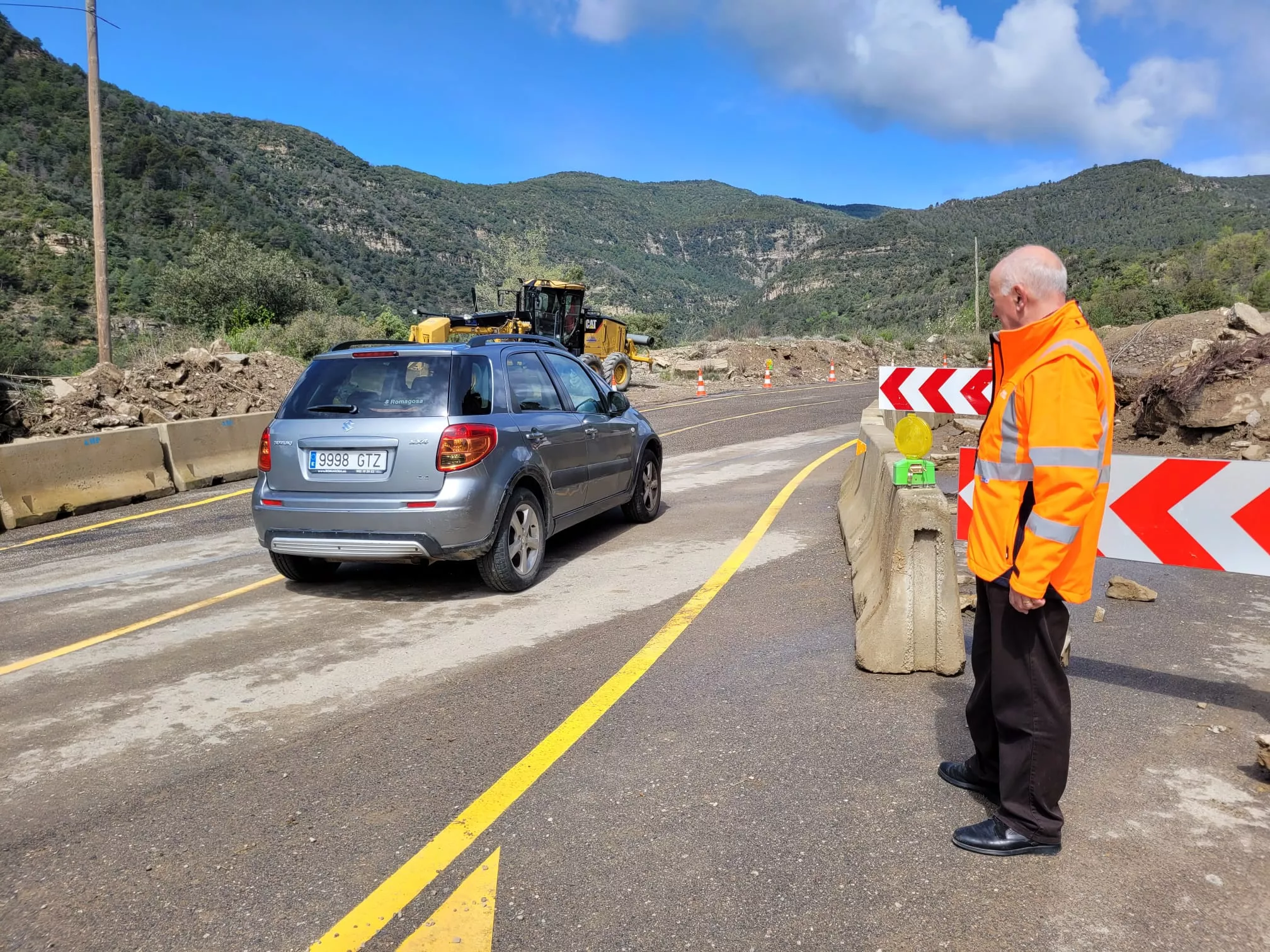 El director general de Carreteras e Infraestructuras, Miguel Ángel Arminio, ha supervisado la reapertura de la A-139, a la altura de Santaliestra.