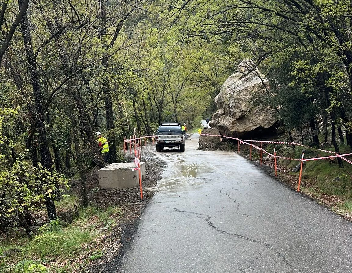 Acceso abierto a Panillo tras el desprendimiento de una gran roca. Acceso abierto a Panillo tras el desprendimiento de una gran roca.