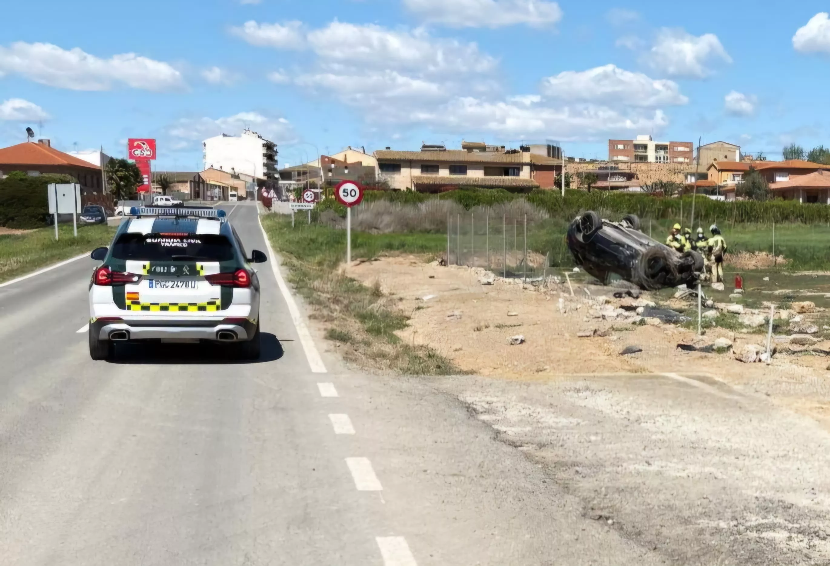 El vehículo volcado en la entrada de Altorricón