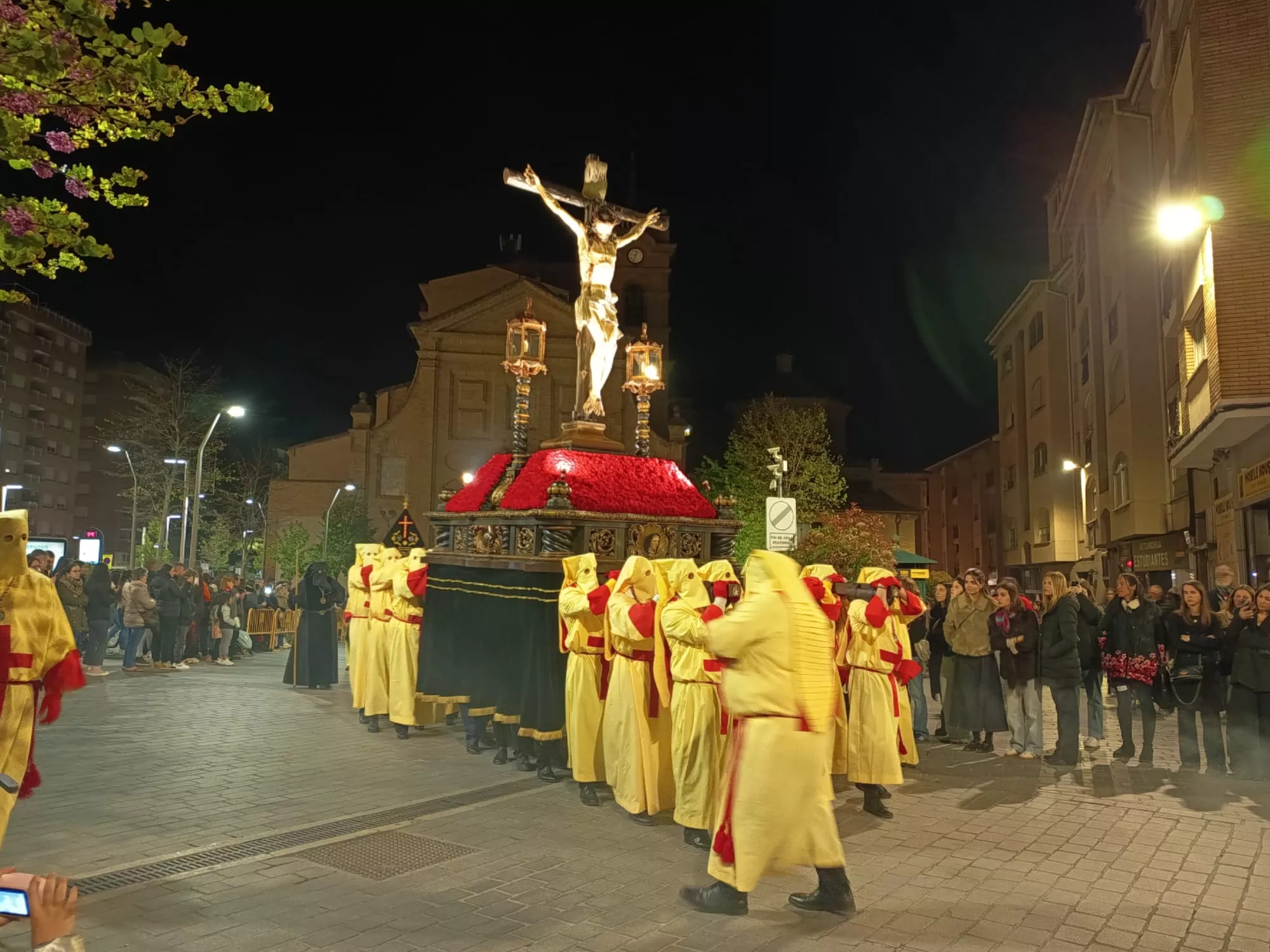 El Cristo del Perdón parte de Santo Domingo y San Martín al Encuentro con la Dolorosa. Foto Pedro Ayuso