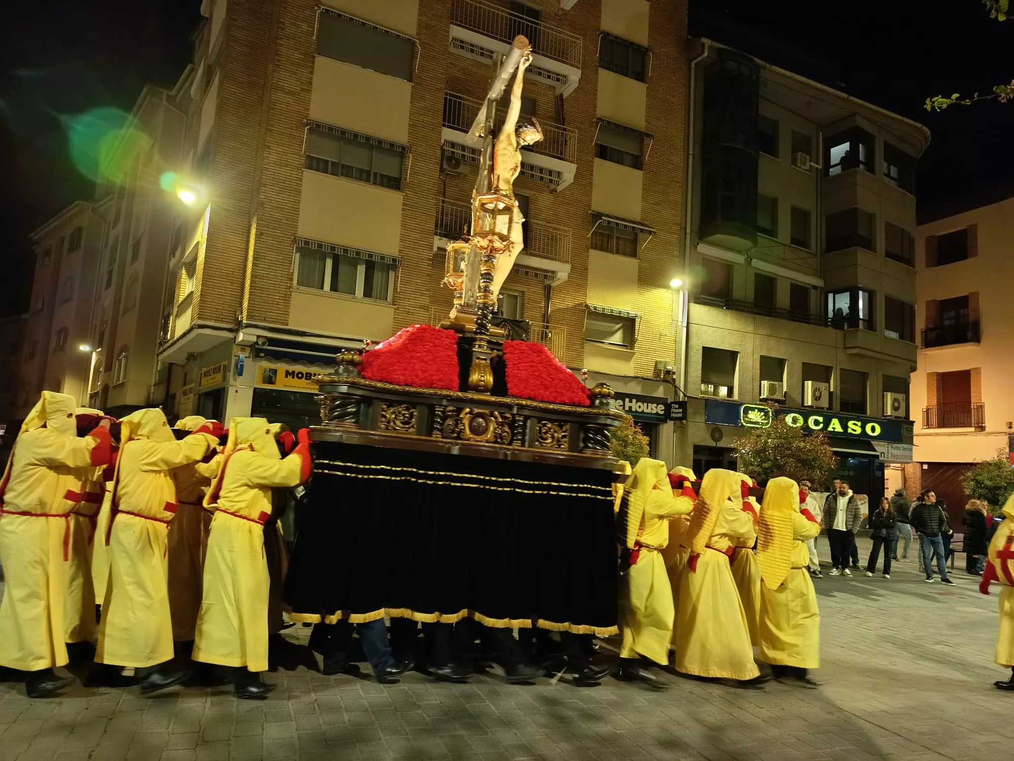 Encuentro del Cristo del Perdón y la Dolorosa ante San Pedro el Viejo. Foto Pedro Ayuso
