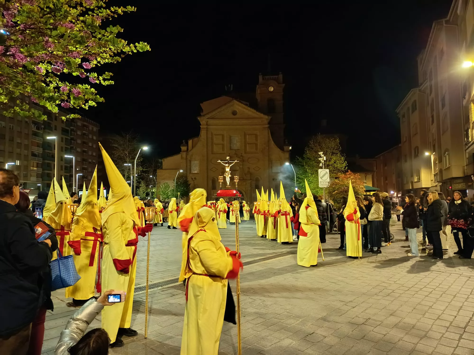 Encuentro del Cristo del Perdón y la Dolorosa ante San Pedro el Viejo. Foto Pedro Ayuso