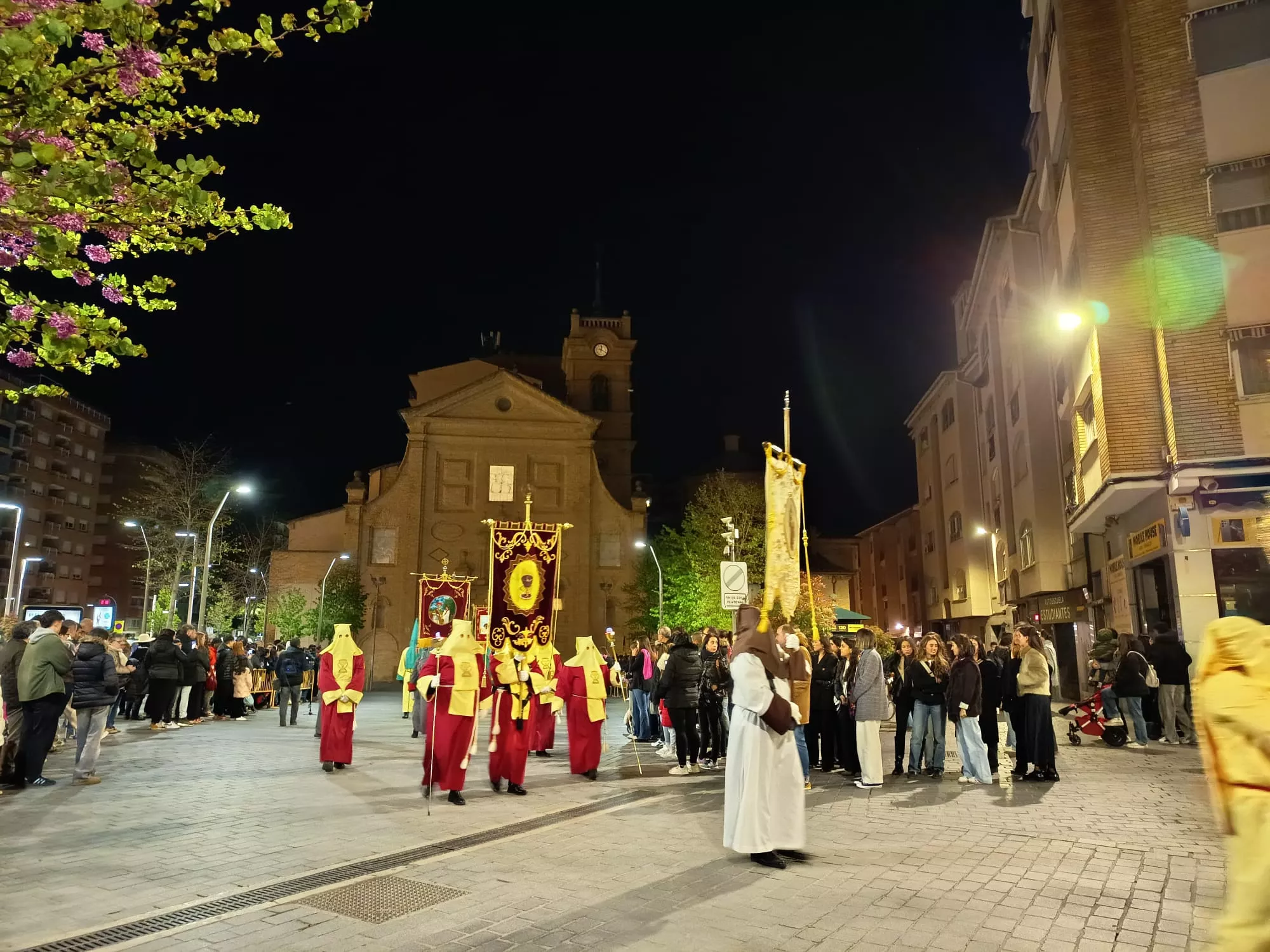 Encuentro del Cristo del Perdón y la Dolorosa ante San Pedro el Viejo. Foto Pedro Ayuso