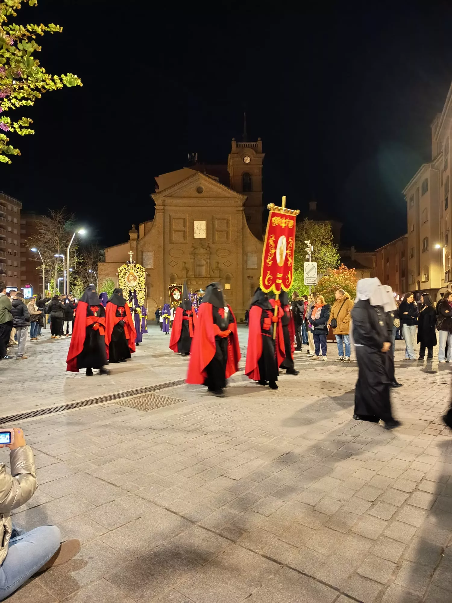 Encuentro del Cristo del Perdón y la Dolorosa ante San Pedro el Viejo. Foto Pedro Ayuso