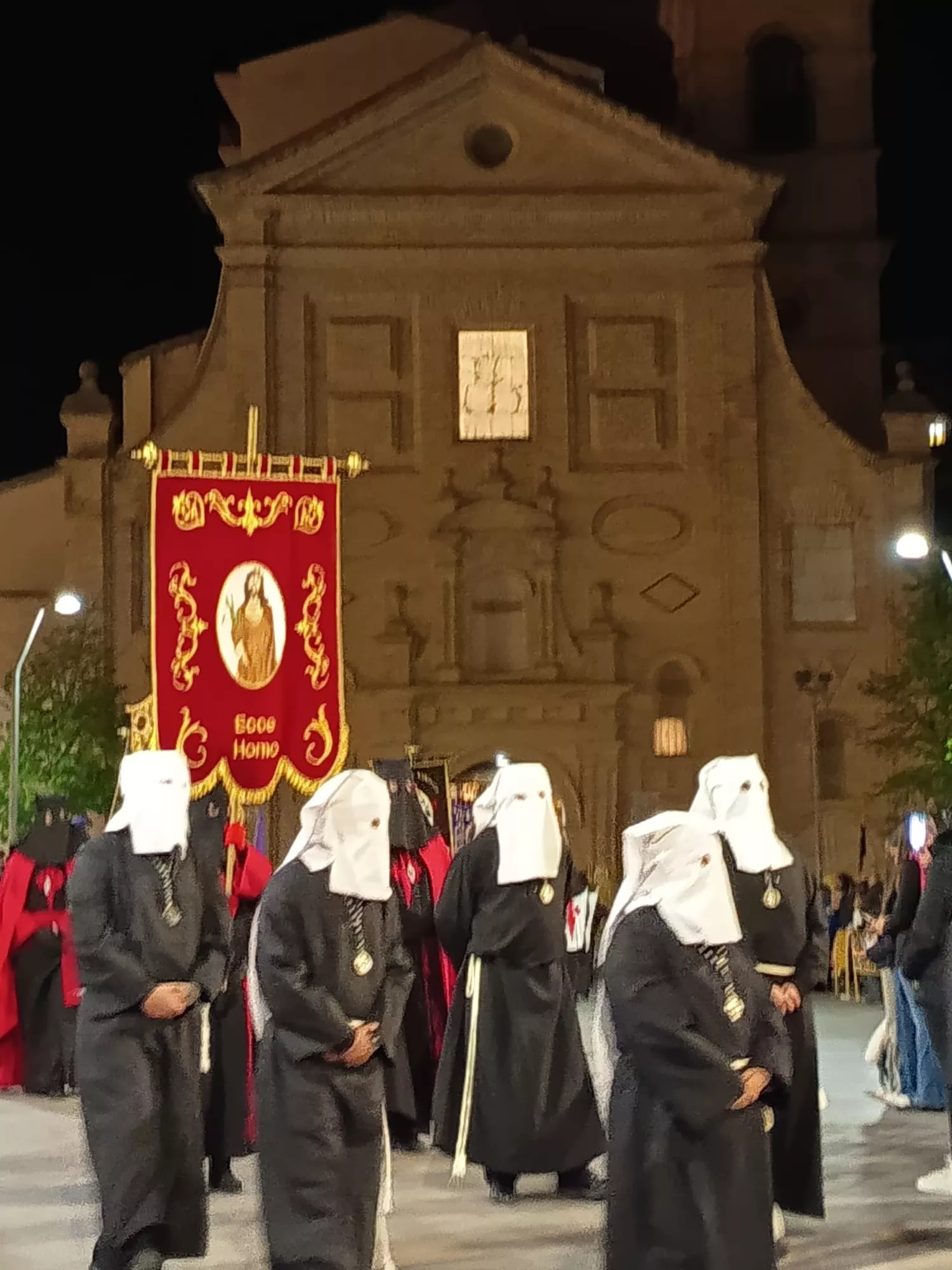 Encuentro del Cristo del Perdón y la Dolorosa ante San Pedro el Viejo. Foto Pedro Ayuso