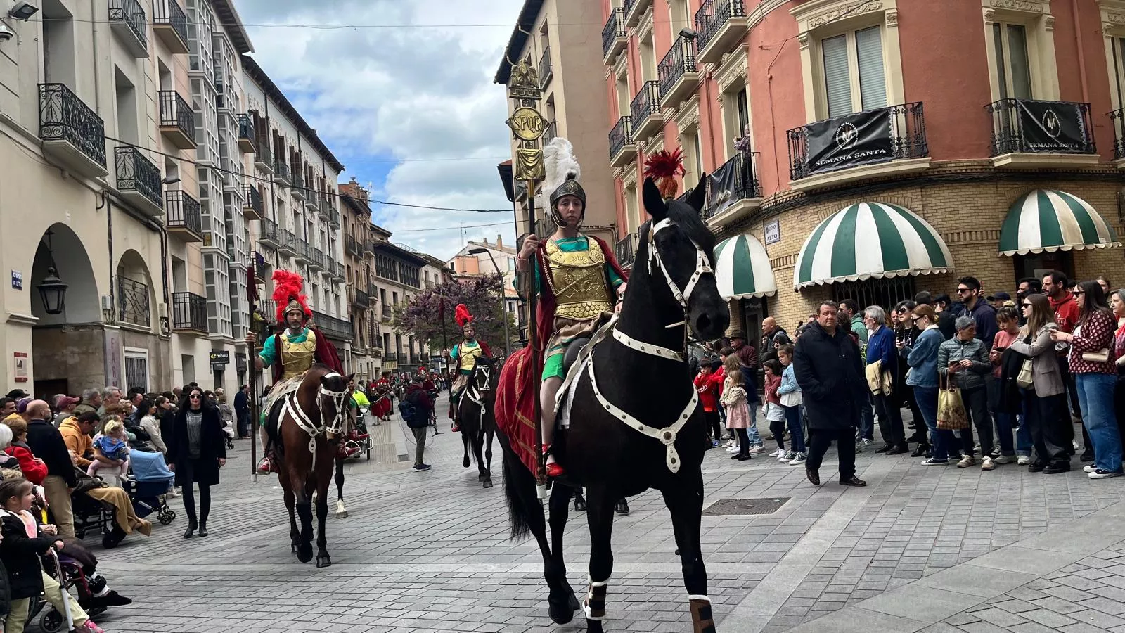  Desfile de Romanos camino de la Iglesia de Santo Domingo y San Martín. Foto Mercedes Manterola