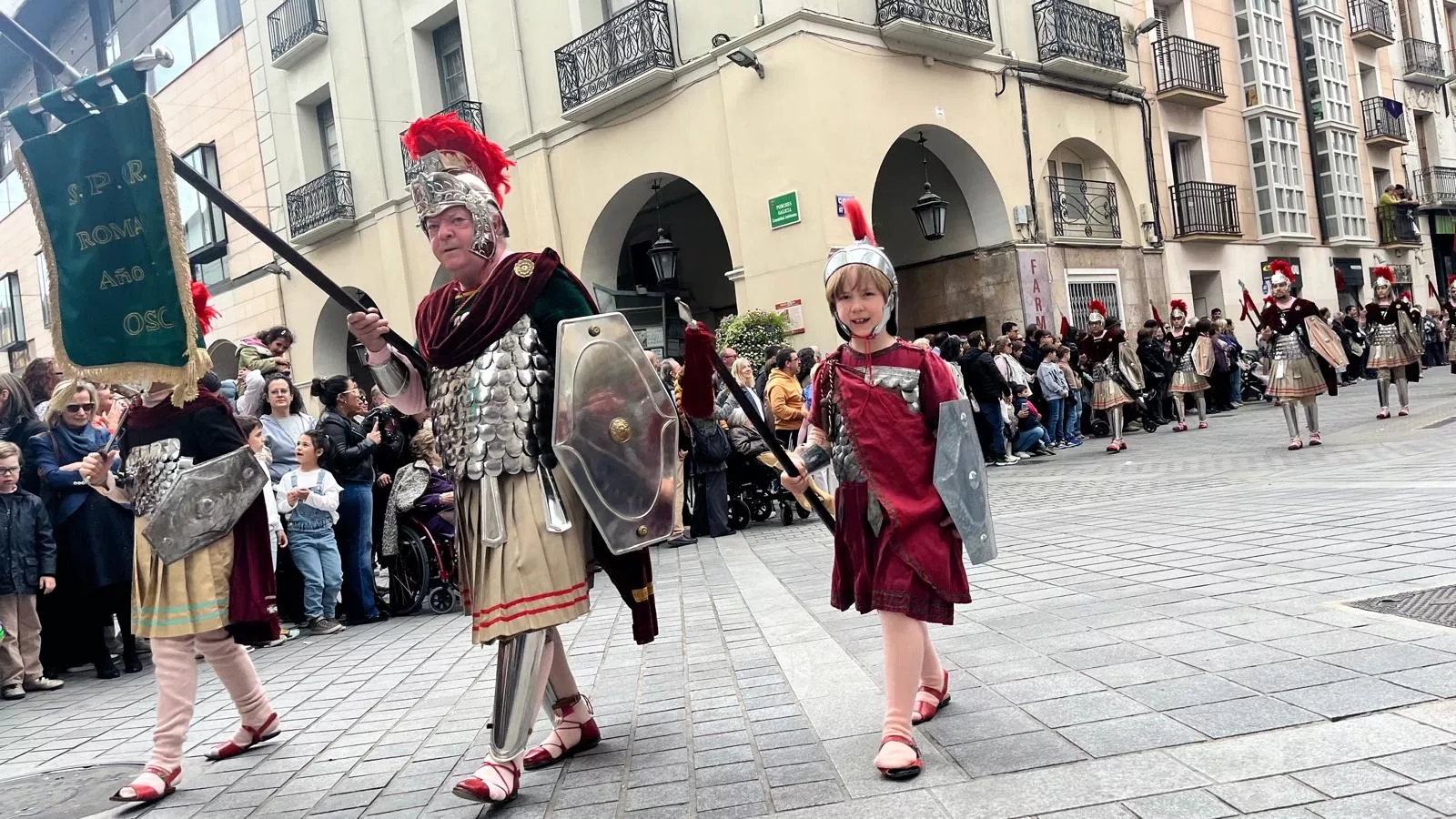  Desfile de Romanos camino de la Iglesia de Santo Domingo y San Martín. Foto Mercedes Manterola
