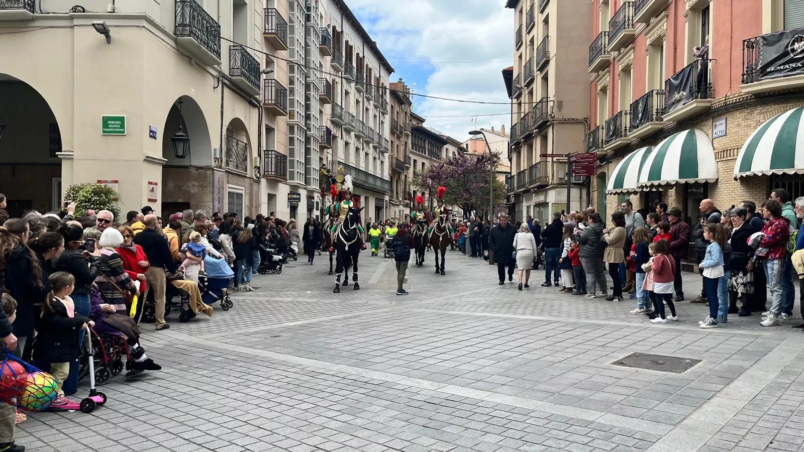  Desfile de Romanos camino de la Iglesia de Santo Domingo y San Martín. Foto Mercedes Manterola