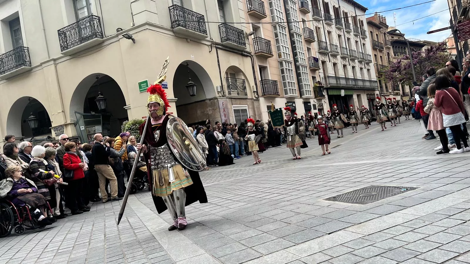  Desfile de Romanos camino de la Iglesia de Santo Domingo y San Martín. Foto Mercedes Manterola