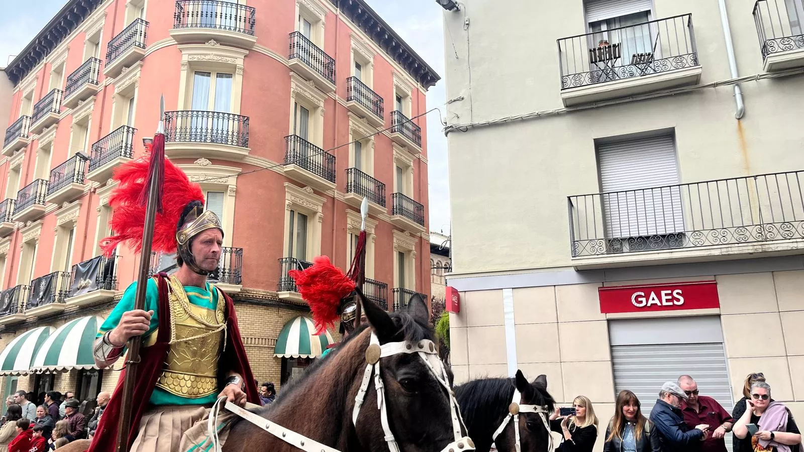  Desfile de Romanos camino de la Iglesia de Santo Domingo y San Martín. Foto Mercedes Manterola