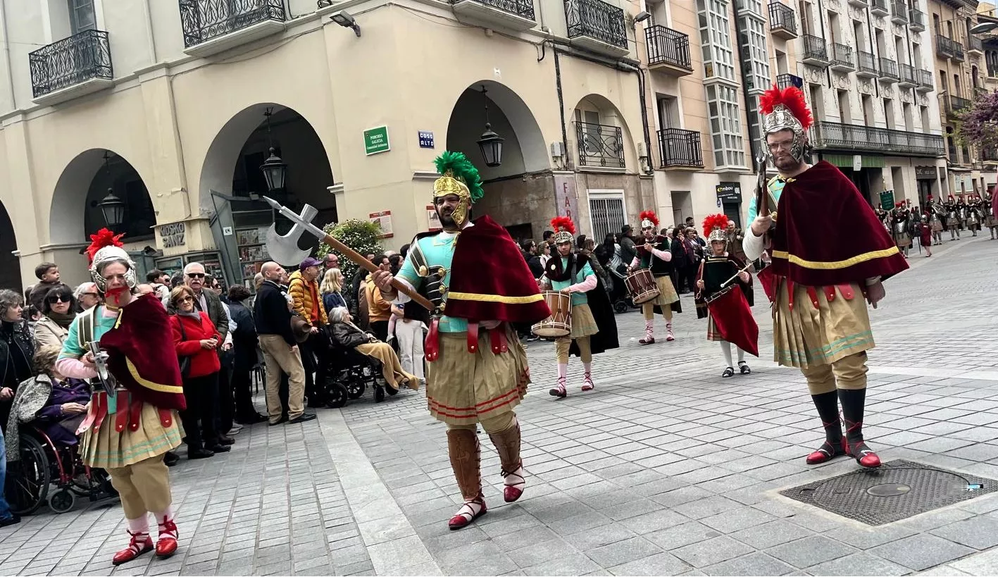  Desfile de Romanos camino de la Iglesia de Santo Domingo y San Martín. Foto Mercedes Manterola