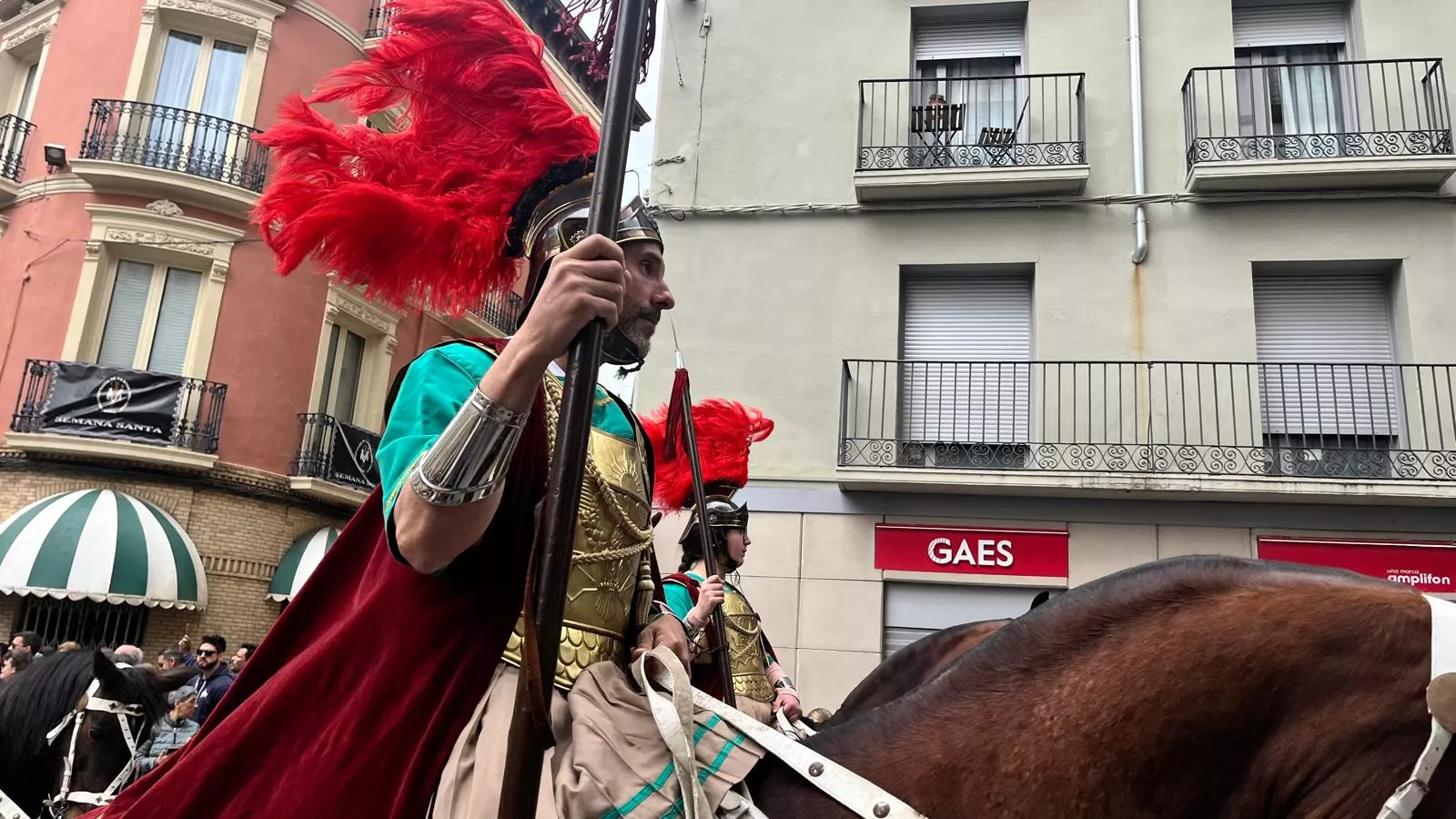  Desfile de Romanos camino de la Iglesia de Santo Domingo y San Martín. Foto Mercedes Manterola