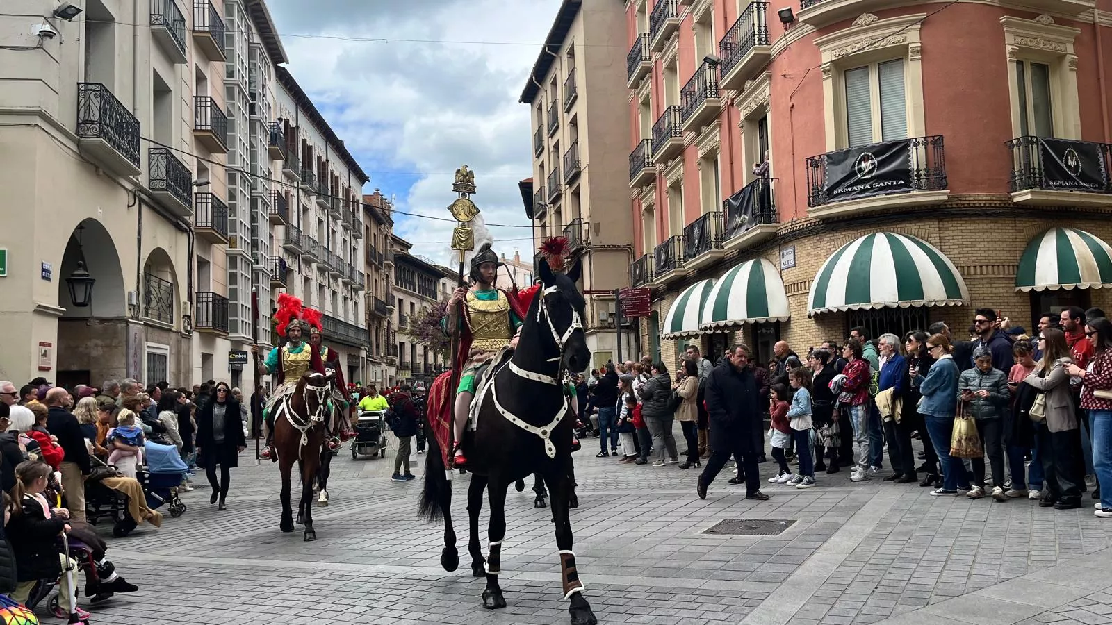 Desfile de Romanos camino de la Iglesia de Santo Domingo y San Martín. Foto Mercedes Manterola