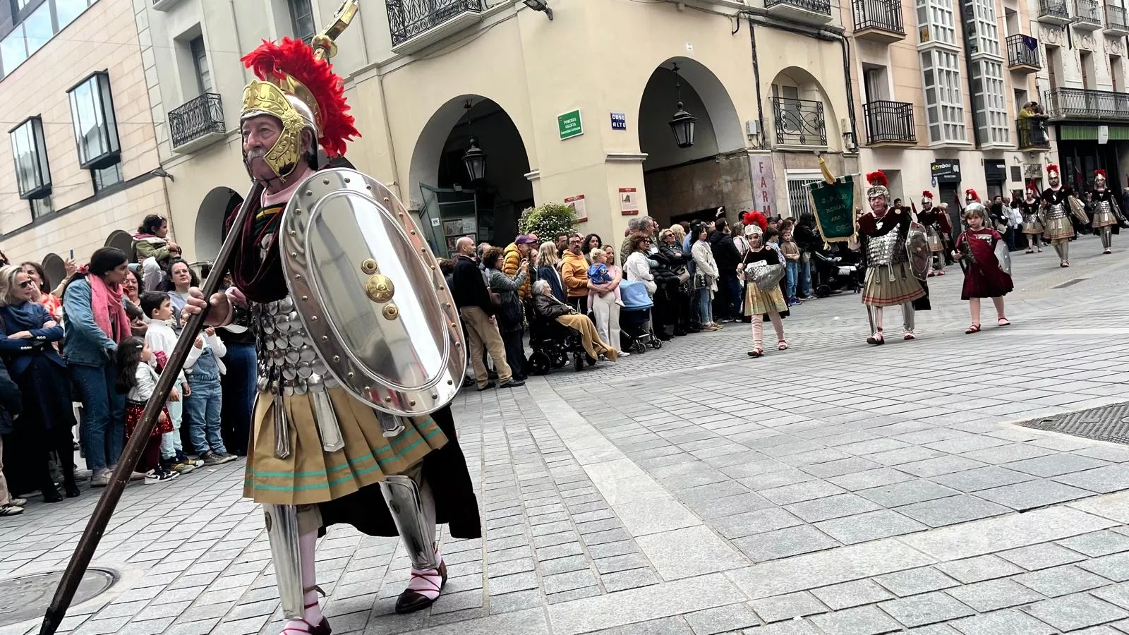  Desfile de Romanos camino de la Iglesia de Santo Domingo y San Martín. Foto Mercedes Manterola