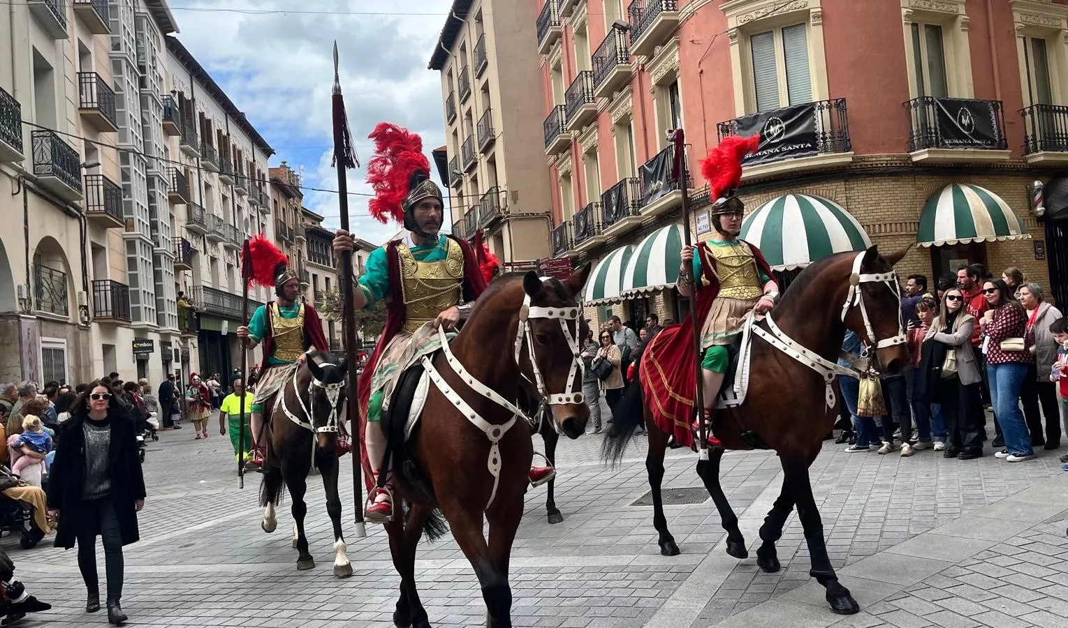  Desfile de Romanos camino de la Iglesia de Santo Domingo y San Martín. Foto Mercedes Manterola