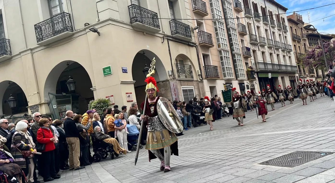  Desfile de Romanos camino de la Iglesia de Santo Domingo y San Martín. Foto Mercedes Manterola