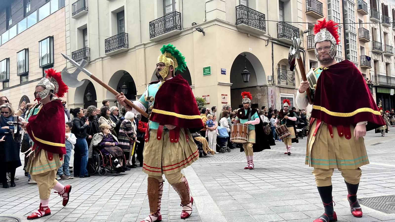  Desfile de Romanos camino de la Iglesia de Santo Domingo y San Martín. Foto Mercedes Manterola