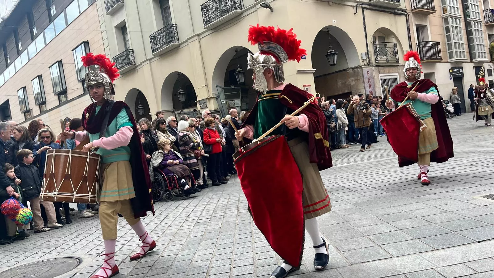  Desfile de Romanos camino de la Iglesia de Santo Domingo y San Martín. Foto Mercedes Manterola