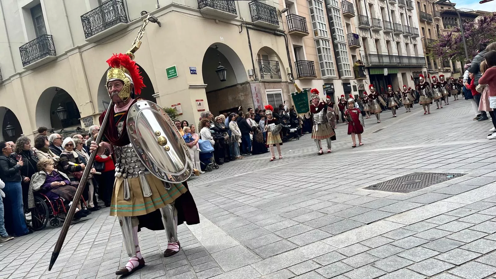  Desfile de Romanos camino de la Iglesia de Santo Domingo y San Martín. Foto Mercedes Manterola