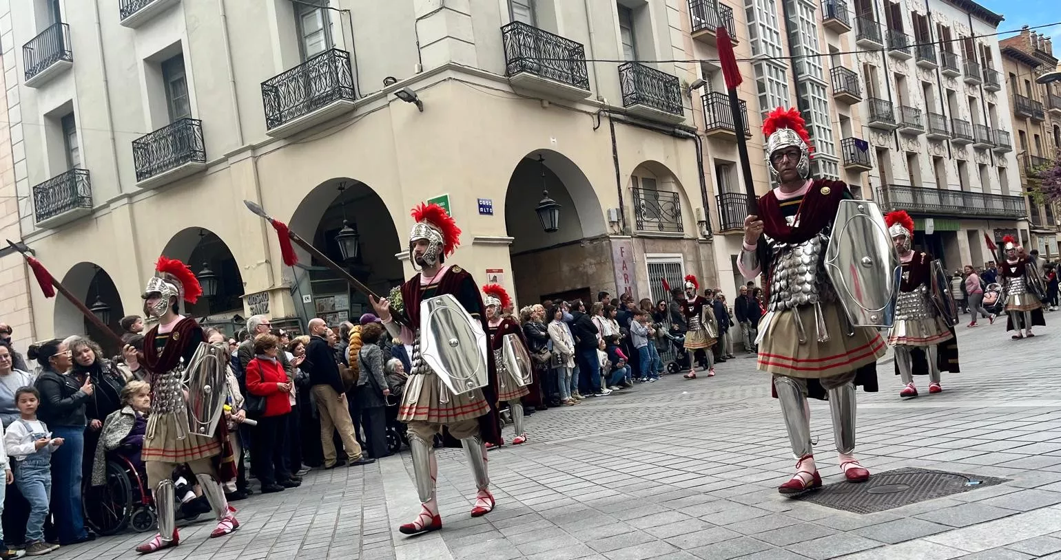  Desfile de Romanos camino de la Iglesia de Santo Domingo y San Martín. Foto Mercedes Manterola