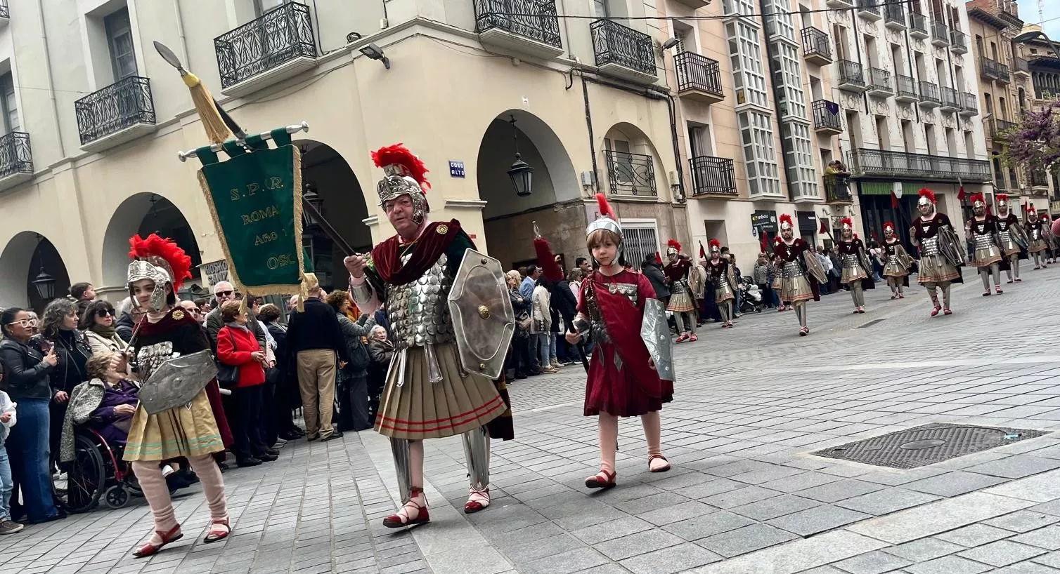  Desfile de Romanos camino de la Iglesia de Santo Domingo y San Martín. Foto Mercedes Manterola