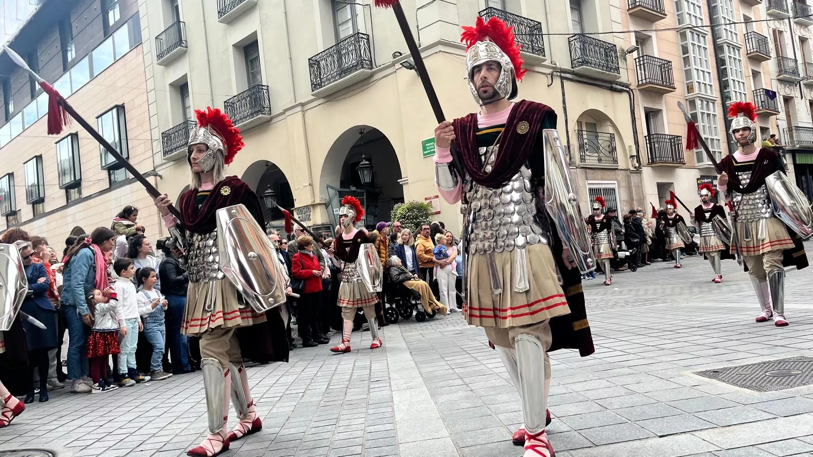  Desfile de Romanos camino de la Iglesia de Santo Domingo y San Martín. Foto Mercedes Manterola