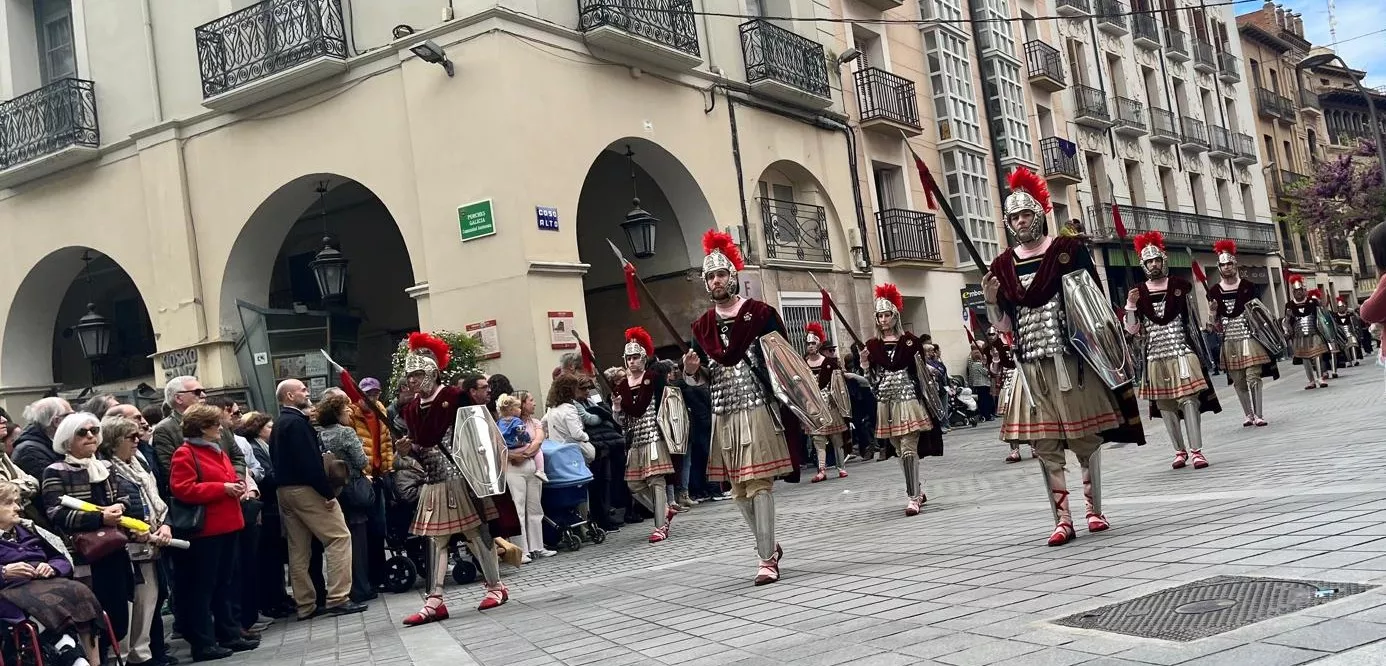  Desfile de Romanos camino de la Iglesia de Santo Domingo y San Martín. Foto Mercedes Manterola