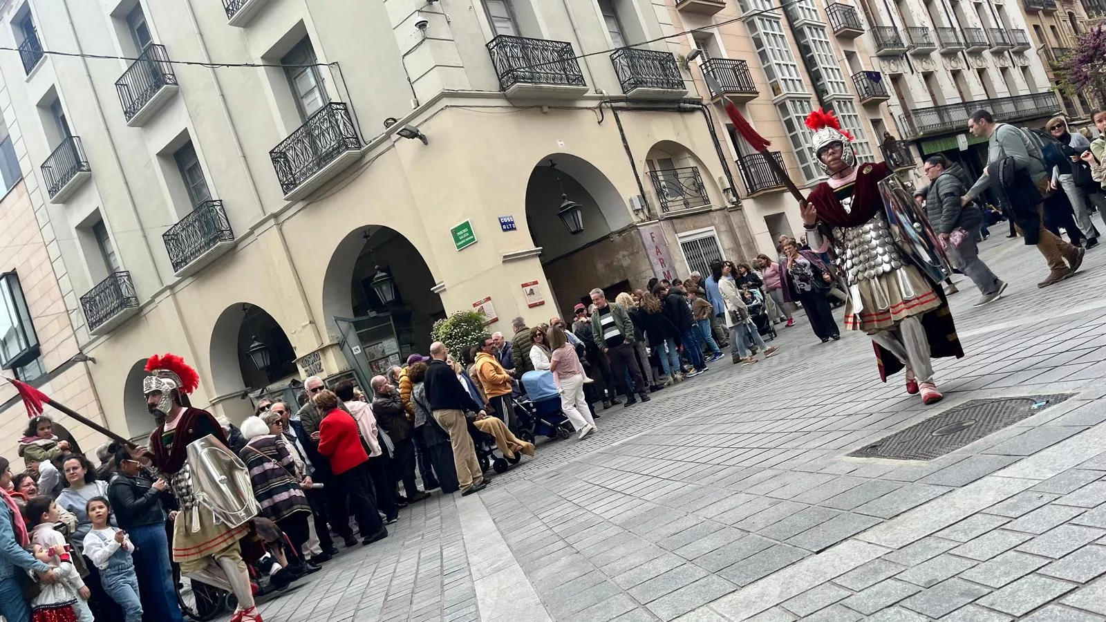  Desfile de Romanos camino de la Iglesia de Santo Domingo y San Martín. Foto Mercedes Manterola