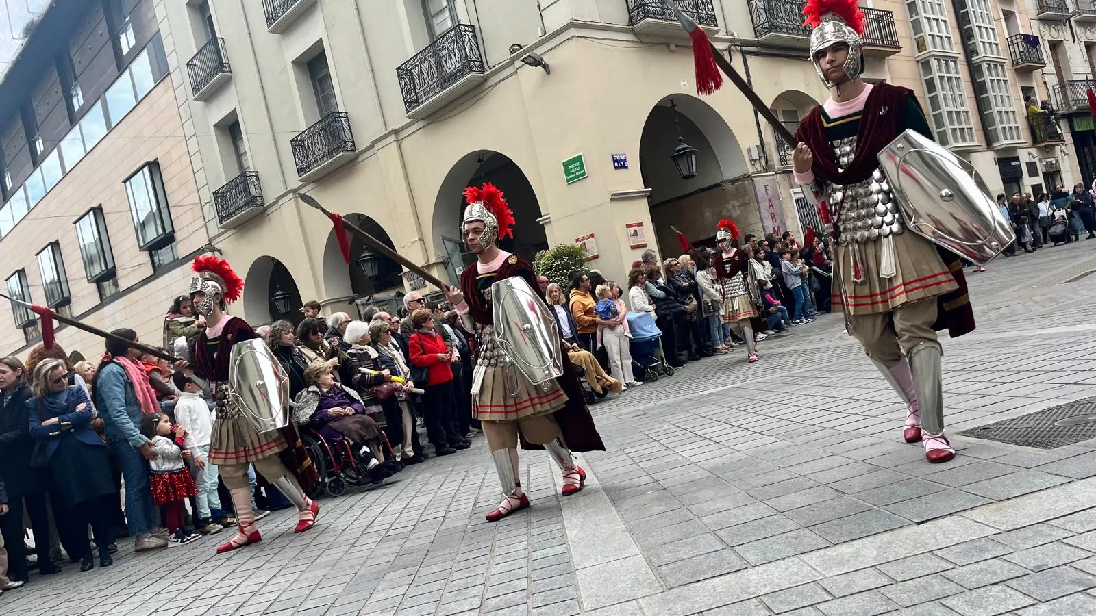  Desfile de Romanos camino de la Iglesia de Santo Domingo y San Martín. Foto Mercedes Manterola