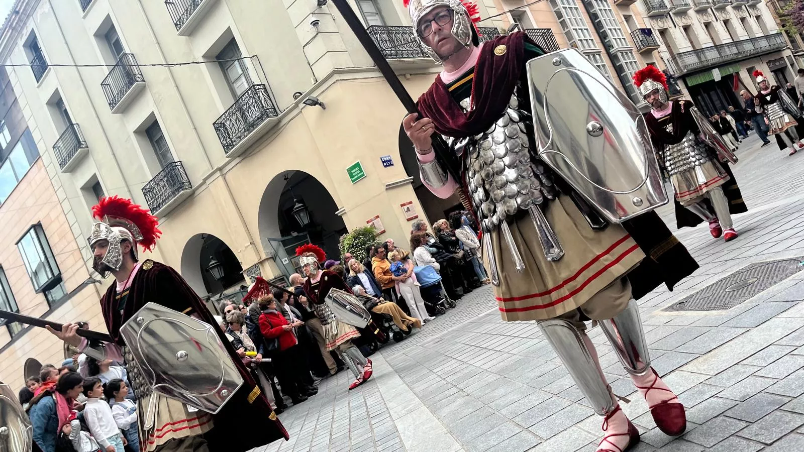  Desfile de Romanos camino de la Iglesia de Santo Domingo y San Martín. Foto Mercedes Manterola