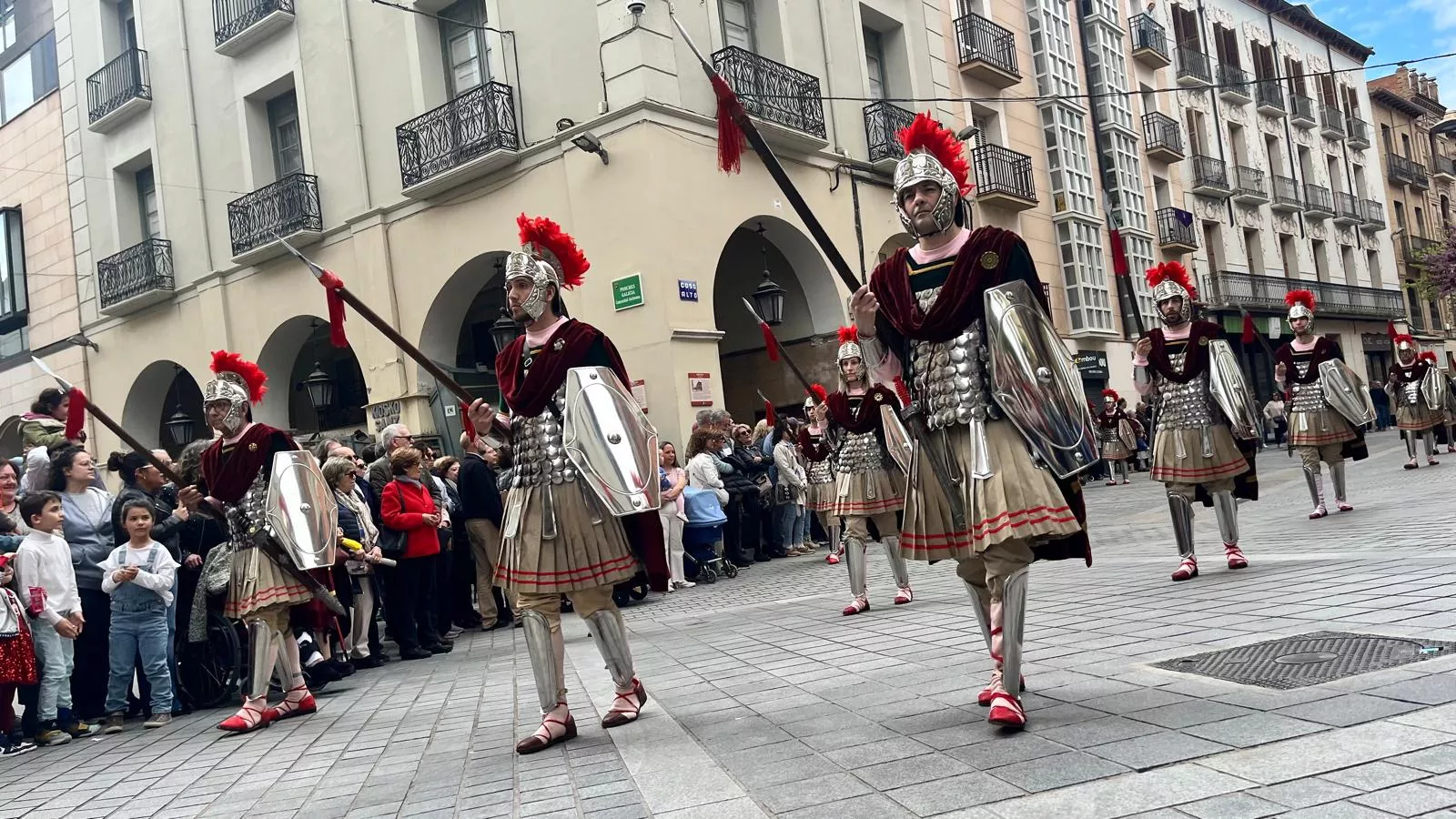  Desfile de Romanos camino de la Iglesia de Santo Domingo y San Martín. Foto Mercedes Manterola