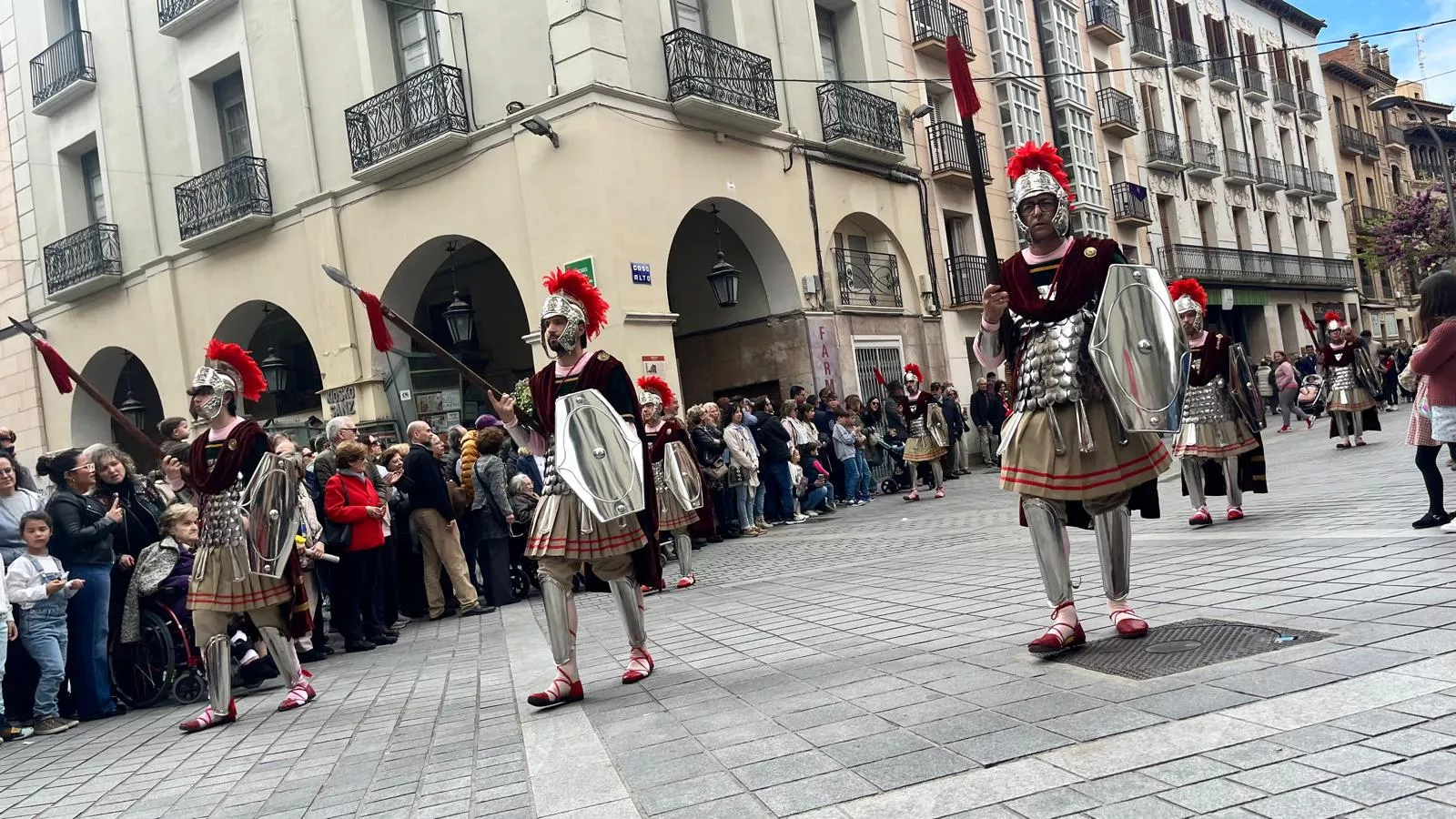  Desfile de Romanos camino de la Iglesia de Santo Domingo y San Martín. Foto Mercedes Manterola