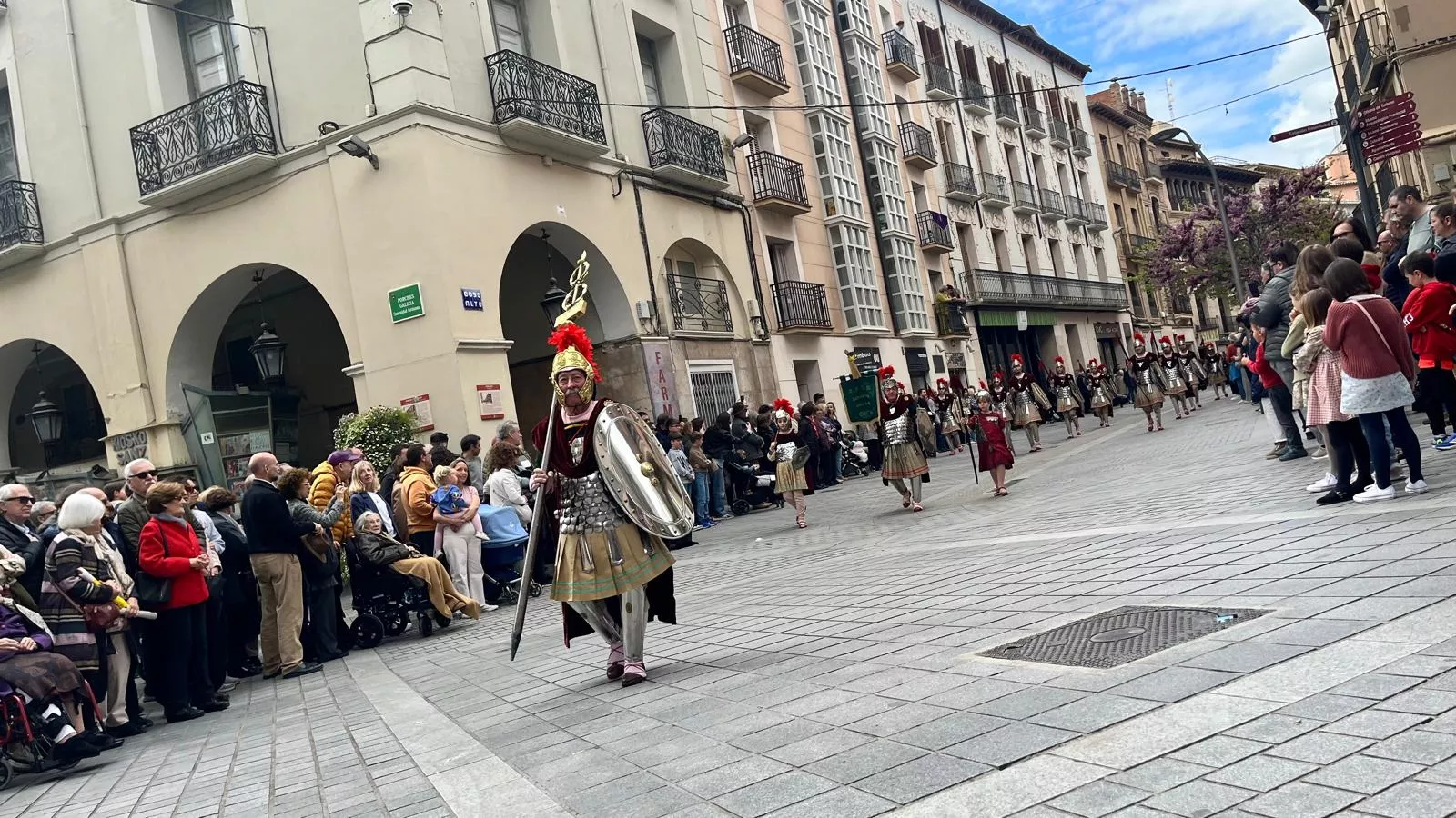  Desfile de Romanos camino de la Iglesia de Santo Domingo y San Martín. Foto Mercedes Manterola