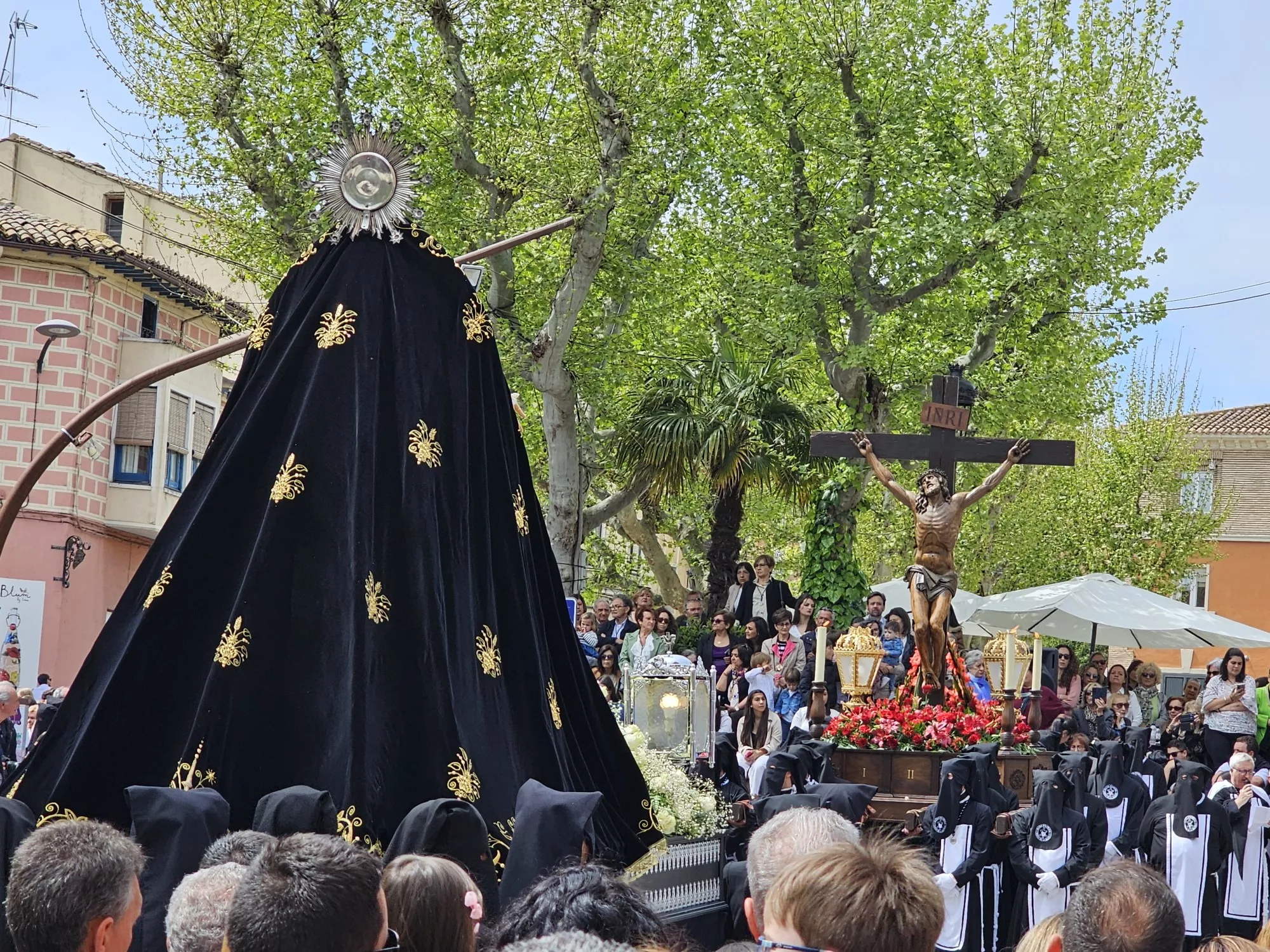 La Virgen Dolorosa, que ha estrenado manto, y el Santo Cristo de la Agonía en la Procesión de las Siete Palabras de Barbastro La Virgen Dolorosa, que ha estrenado manto, y el Santo Cristo de la Agonía en la Procesión de las Siete Palabras de Barbastro