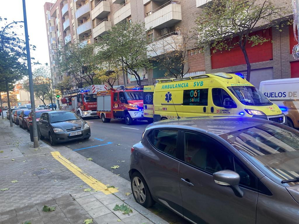 Imágenes de la evacuación en la calle Cabestany de Huesca